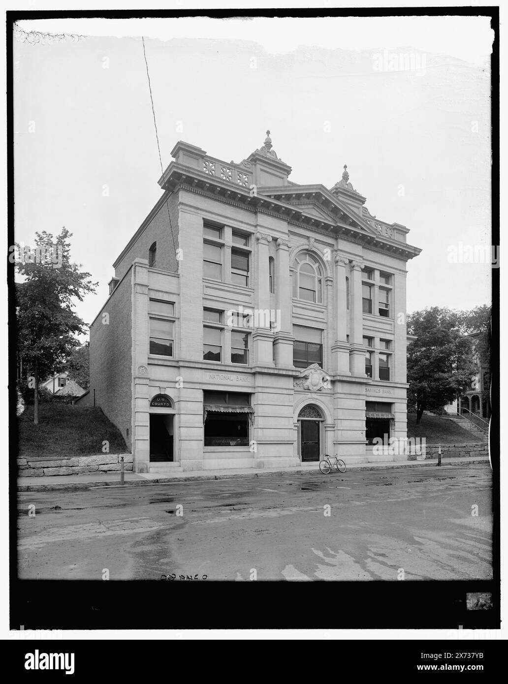 Littleton National Bank & Federal Court, Littleton, N.H., Titel aus Jacke, '4330' auf negativ. Detroit Publishing Co.-Nr. 034980., Geschenk; State Historical Society of Colorado; 1949, Banks. , Gerichtsgebäude. , Usa, New Hampshire, Littleton. Stockfoto