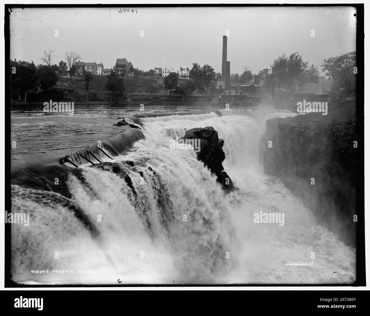 Passaic Falls, N.J., Gebietsschema und Datum basierend auf Detroit, Catalogue J (1901)., Detroit Publishing Co.-Nr. 012046., Geschenk; State Historical Society of Colorado; 1949, Waterfalls. , Flüsse. , Usa, New Jersey, Passaic River. , Usa, New Jersey, Paterson. Stockfoto