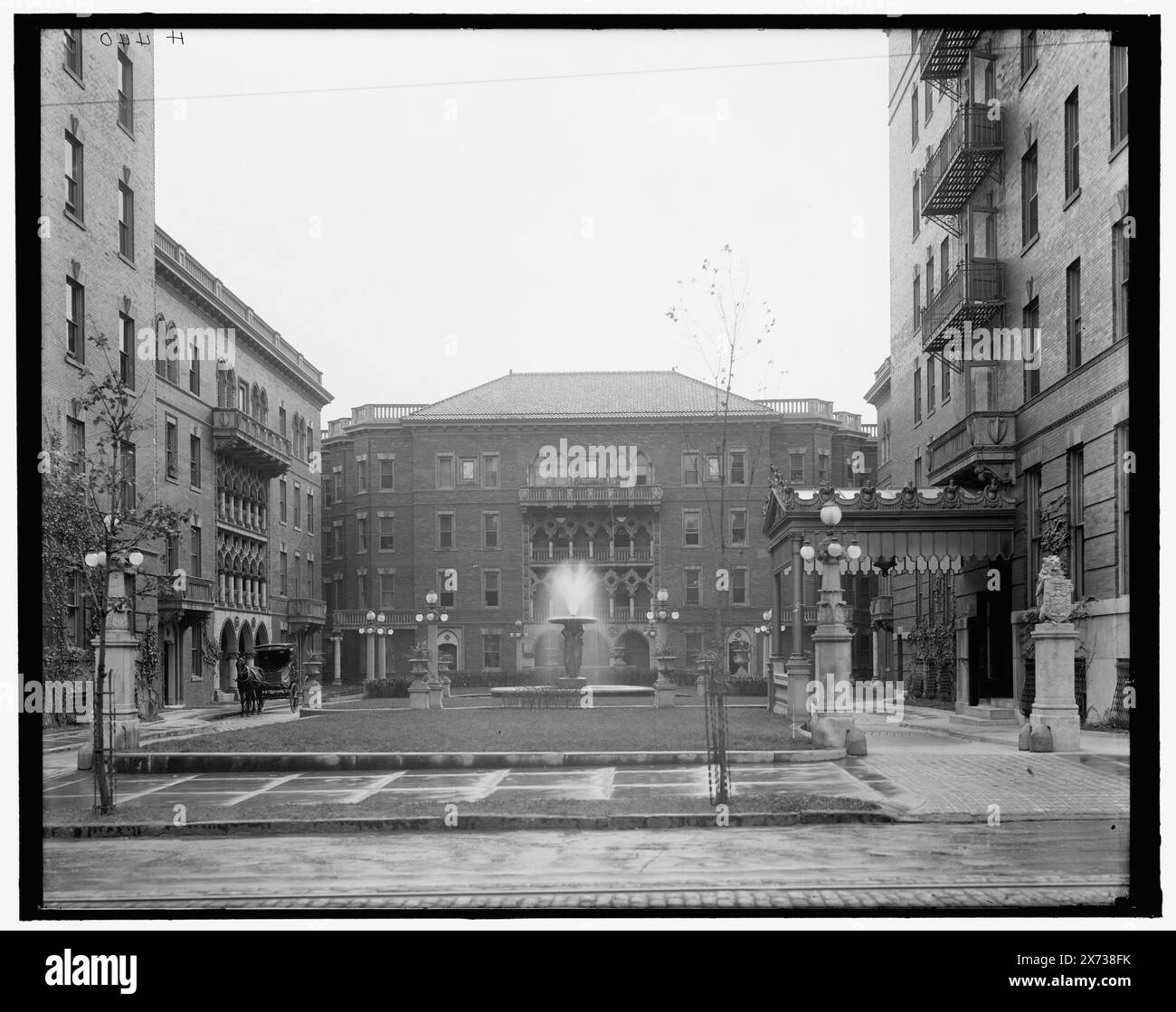 Hamilton Court, vorderer Innenhof, Philadelphia, Pa., Titel aus Jacke. 'h 440' auf negativ., Detroit Publishing Co.-Nr. 071084., Geschenk; State Historical Society of Colorado; 1949, Hotels. , Innenhöfe. , Usa, Pennsylvania, Philadelphia. Stockfoto