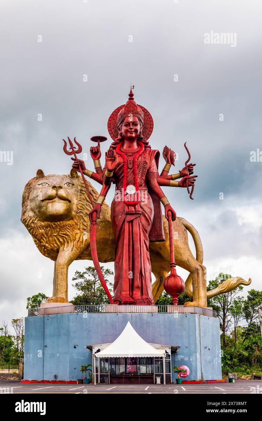 Eine mächtige Statue der hinduistischen Göttin Durga Maa mit einem goldenen Löwen im heiligen Ganga Talao. Shiva-Statue im Grand Bassin-Tempel, dem höchsten SH der Welt Stockfoto