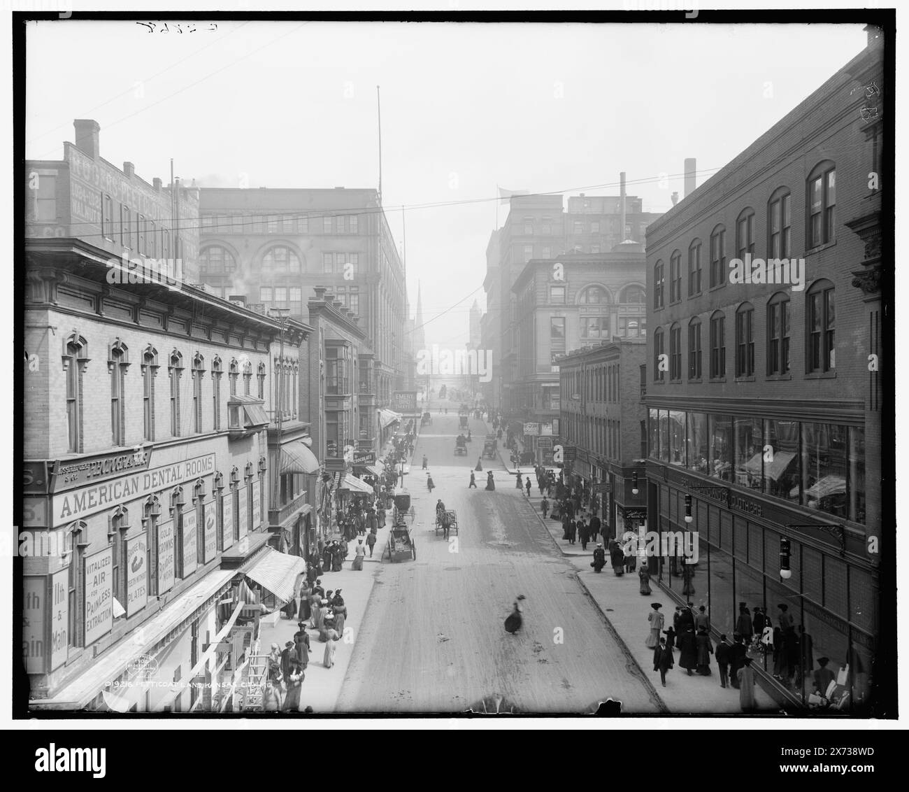 Petticoat Lane, Kansas City, Mo., 'G 2868' auf negativ, Detroit Publishing Co.-Nr. 019216., Geschenk; State Historical Society of Colorado; 1949, Streets. , Kommerzielle Einrichtungen. , Usa, Missouri, Kansas City. Stockfoto