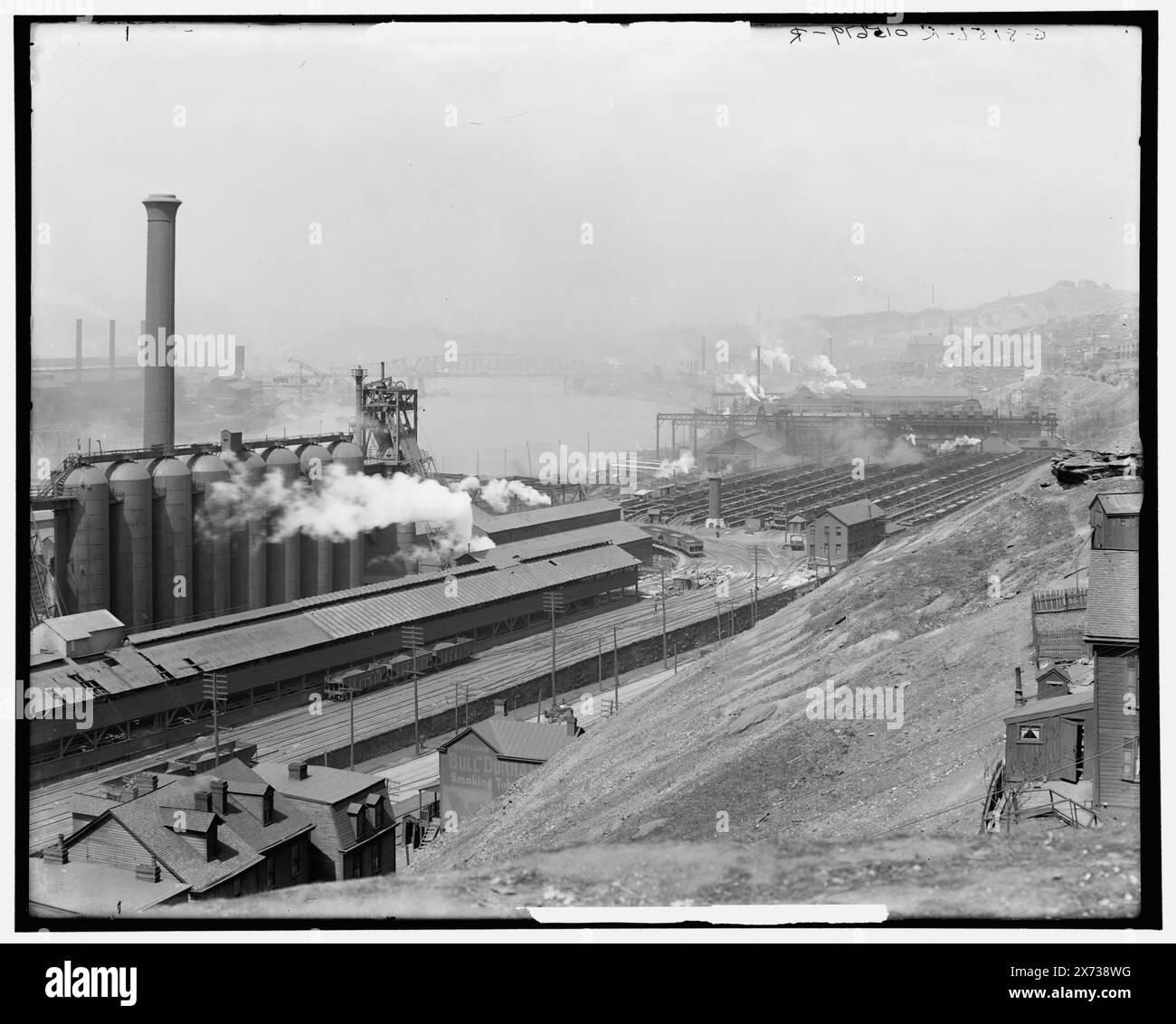 Jones and Laughlin Steel Mills, Pittsburgh, Pa., Videobilder sind nicht sequenziell; die tatsächliche Reihenfolge von links nach rechts ist 1A-10414, 10413, 10412, 10411, 10410. „g 8152 L“, „G 8153 LC“, „G 8154 C“, „G 8155 RC“ und „G 8156 R“ jeweils links nach rechts negative, Detroit Publishing Co.-Nr. 015679., Geschenk; State Historical Society of Colorado; 1949, Schornsteine. , Stahlindustrie. , Industrieanlagen. , Usa, Pennsylvania, Pittsburgh. Stockfoto