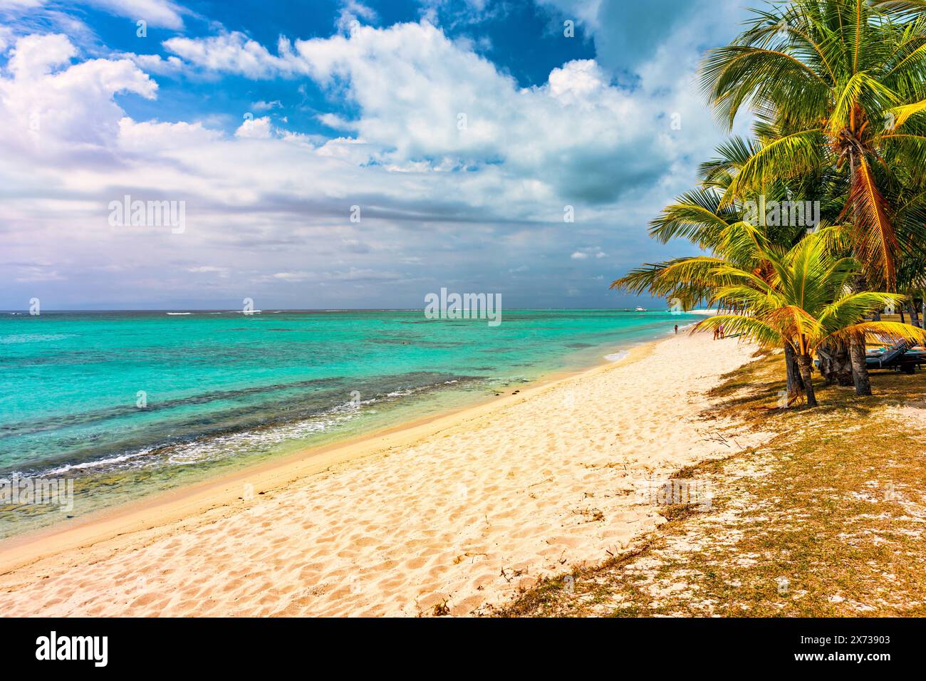 Tropische Strandlandschaft, Urlaub auf der Paradiesinsel Mauritius. Traumhafte exotische Insel, tropisches Paradies. Beste Strände der Insel Mauritius, Luxusresort Stockfoto