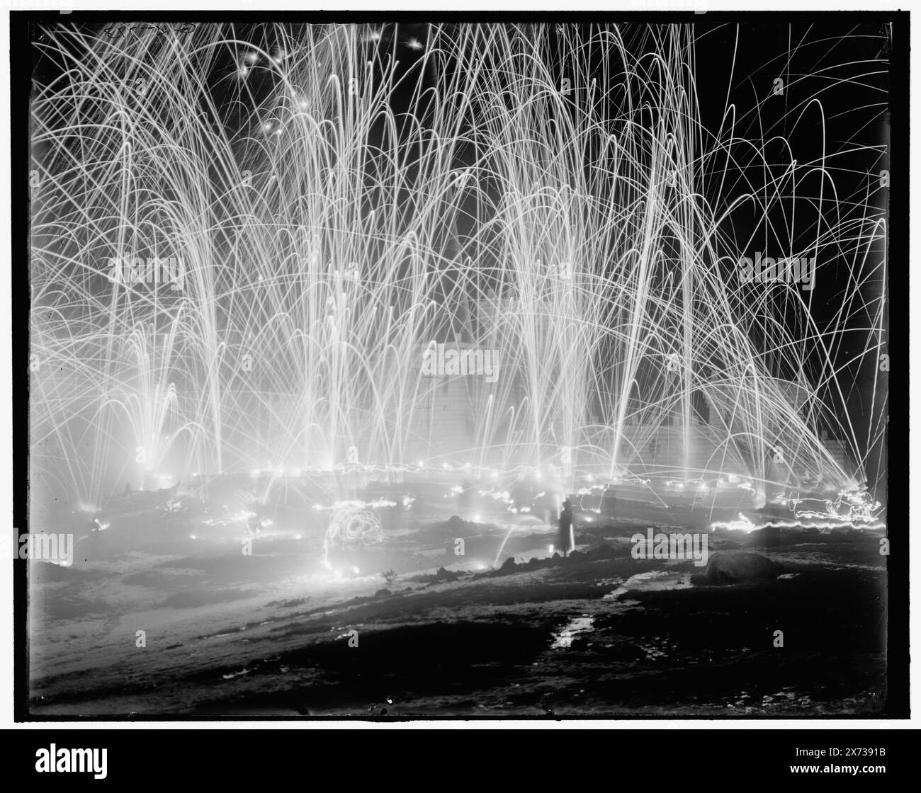 Mitwinterkarneval, Sturm auf die Festung, Upper Saranac Lake, New York, Titel und Datum aus Jacke., 'G 5713' auf negative. Detroit Publishing Co. No. 036980., Geschenk; State Historical Society of Colorado; 1949, Festivals. , Eisskulptur. , Feuerwerk. , Nacht. , Usa, New York (Bundesstaat), Saranac Lakes. Stockfoto