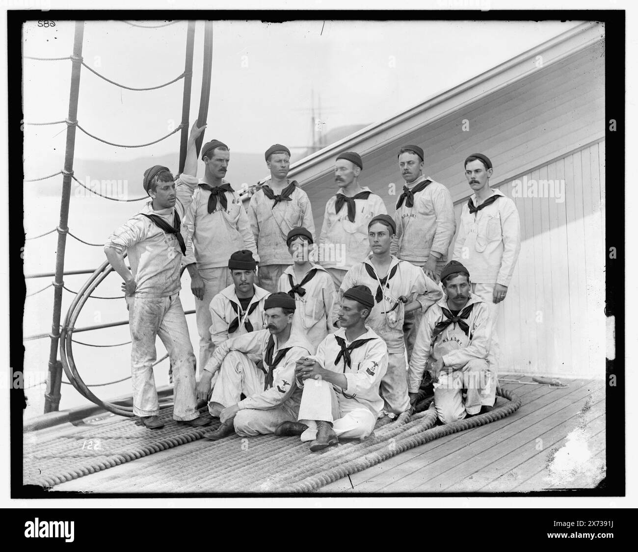 Gruppe der New York Naval Reserves, Titel aus Jacke, '682' auf Jacke. Detroit Publishing Co.-Nr. 032404., Geschenk; State Historical Society of Colorado; 1949, United States., Naval Reserve. , Seeleute. Stockfoto