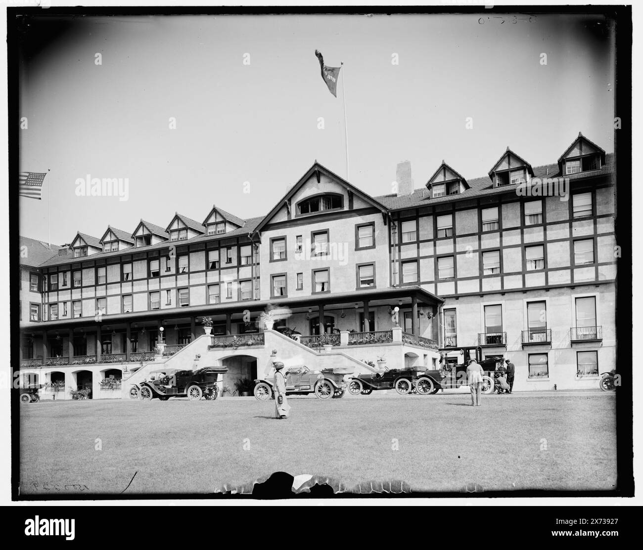 Hotel Champlain, Vordereingang, Bluff Point, N.Y., Titel von Jacke. g 8510 auf negativ., Detroit Publishing Co.-Nr. 500229., Geschenk; State Historical Society of Colorado; 1949, Resorts. , Hotels. , Automobile. , Usa, New York (Bundesstaat), Bluff Point. Stockfoto