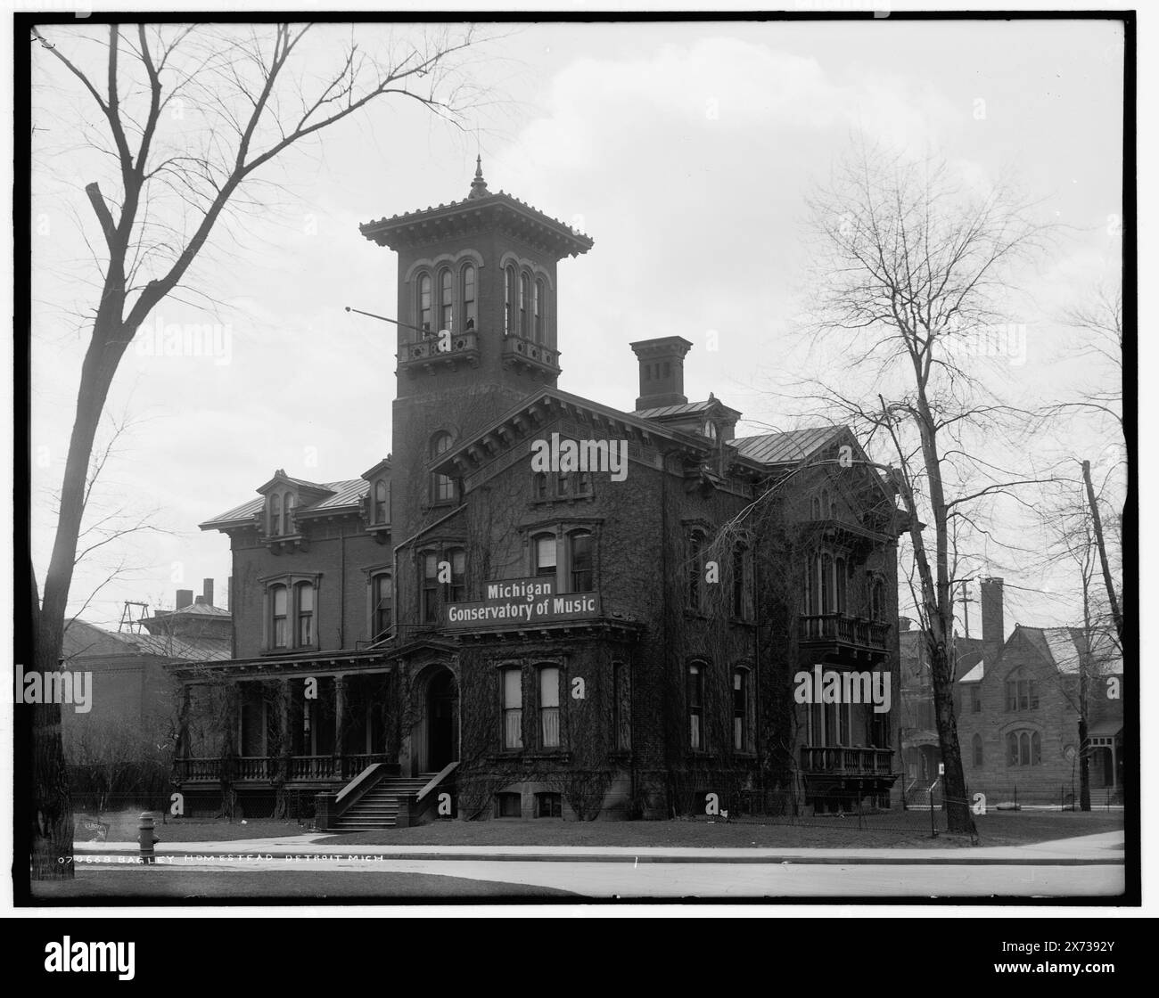 Bagley Homestead, Detroit, mir, 'Michigan Conservatory of Music' an der Tür. Detroit Publishing Co.-Nr. 070668., Gift; State Historical Society of Colorado; 1949, Bagley, John Judson, 1832-1881, Häuser und Orte. , Musikunterricht. , Bildungseinrichtungen. , Wohnungen. , Usa, Michigan, Detroit. Stockfoto