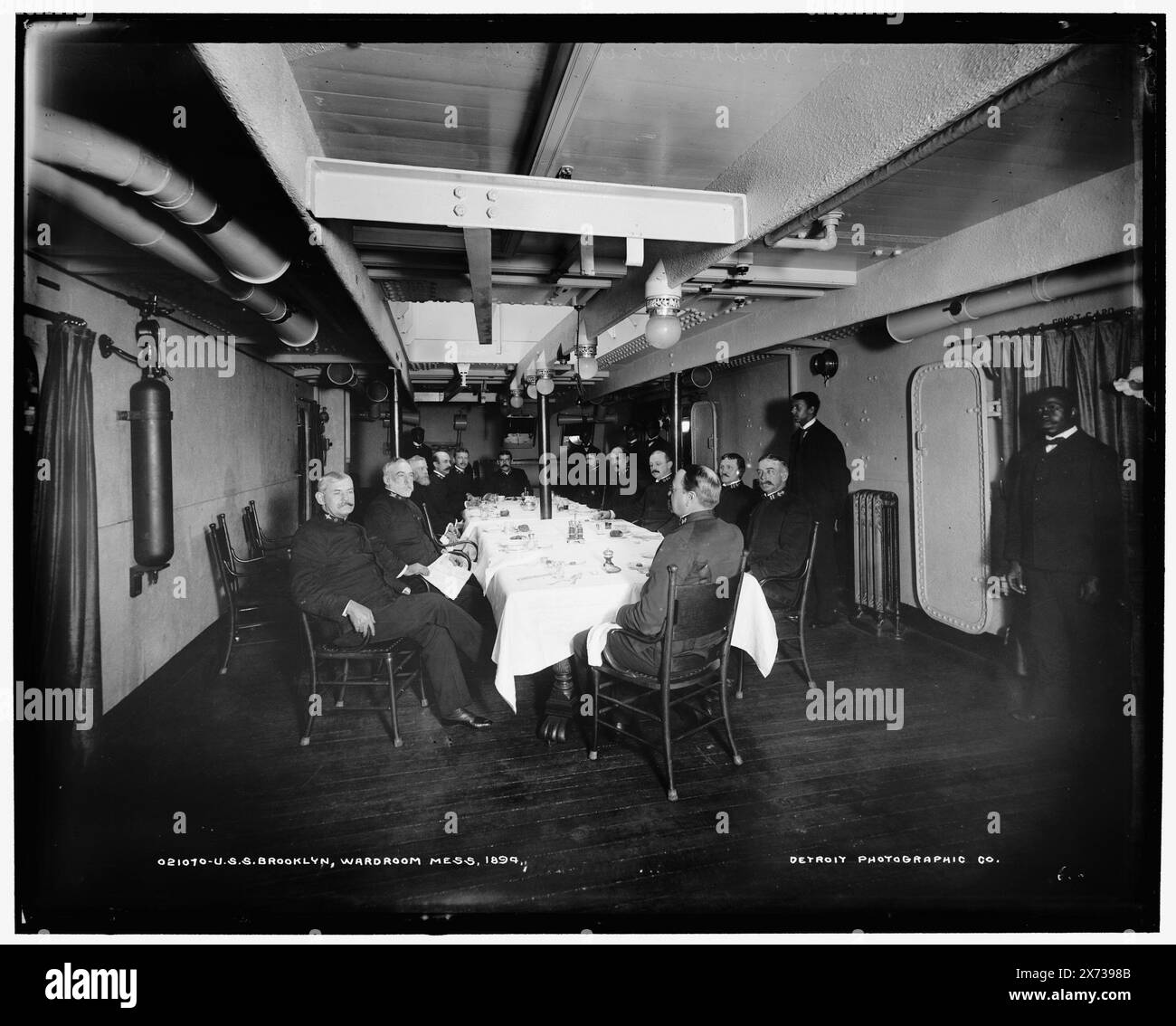 U.S.S. Brooklyn, Wardroom Chaos, '604' auf negativ, Detroit Publishing Co.-Nr. 021070., Geschenk; State Historical Society of Colorado; 1949, Brooklyn (Cruiser), United States., Navy. , Cruiser (Kriegsschiffe), Amerikaner. , Massagen. Militäroffiziere, Amerikaner. Stockfoto