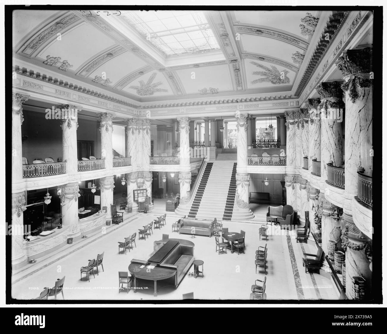 Lobby und große Treppe, Jefferson Hotel, Richmond, Virginia, 'G 5368' auf negativ. Detroit Publishing Co.-Nr. 071013., Geschenk; State Historical Society of Colorado; 1949, Lobbys. , Treppen. , Hotels. , Usa, Virginia, Richmond. Stockfoto