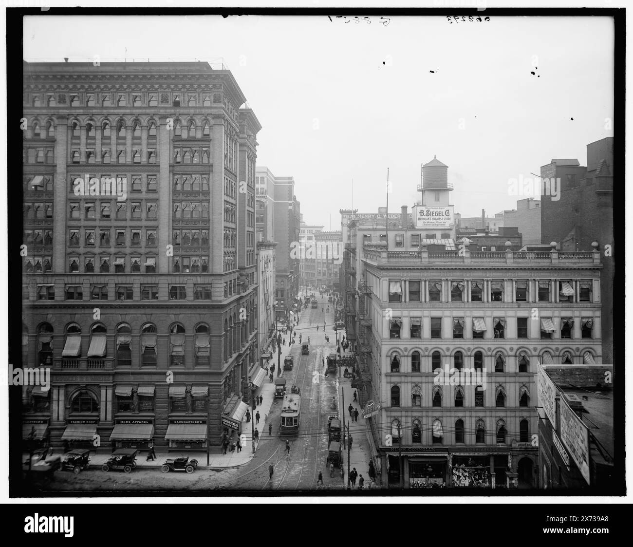 Street, Detroit, mir., Titel vom Kataloger., enthält B. Siegel Co. Kaufhaus rechts., 'G 8851' auf negativ., Detroit Publishing Co.-Nr. 068293., Geschenk; State Historical Society of Colorado; 1949, Streets. , Kommerzielle Einrichtungen. , Usa, Michigan, Detroit. Stockfoto