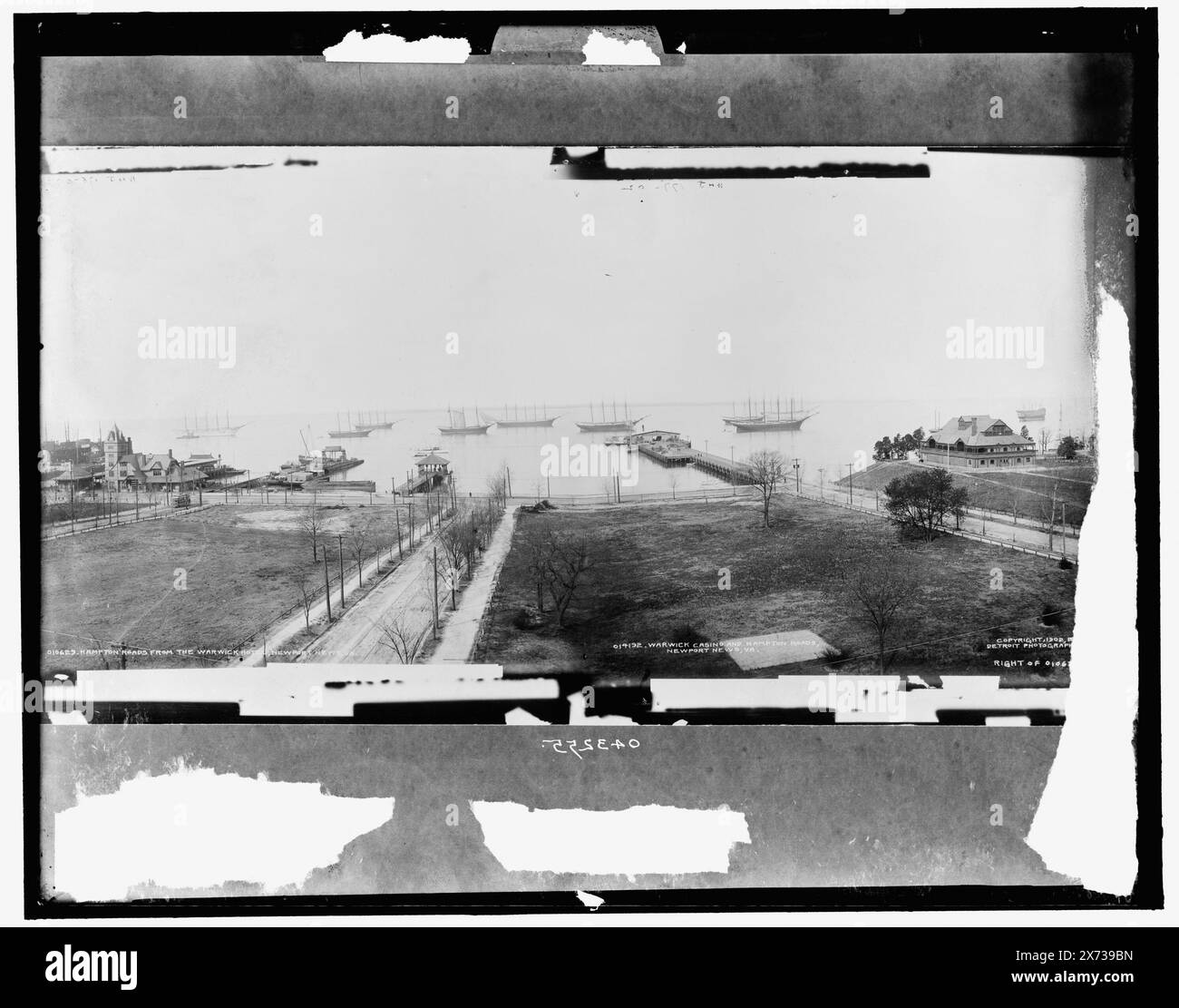 Hampton Roads from the Warwick Hotel, Newport News, Virginia, zweiter Titel über Panorama: Warwick Casino and Hampton Roads, Newport News, Virginia, Foto von Panoramabilddruck urheberrechtlich geschützt 1902; vgl. negative D4-10629 für zweiteiliges Panorama., Detroit Publishing Co.-Nr. 043255., Geschenk; State Historical Society of Colorado; 1949, Channels. , Parks. , Usa, Virginia, Newport News. , Usa, Virginia, Hampton Roads. Stockfoto