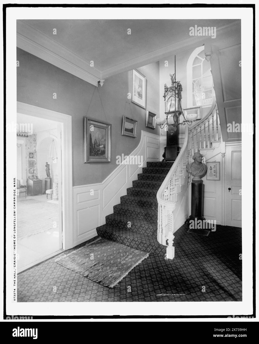 The Hall, Craigie, Heimat von Longfellow, Cambridge, Mass. entsprechende Glasfolien (A und B mit demselben Seriencode) auf den Videobildern 1A-31028 und 31034 verfügbar. Transparentfolien sind nahe Varianten. Detroit Publishing Co.-Nr. 073274., Gift; State Historical Society of Colorado; 1949, Longfellow, Henry Wadsworth, 1807-1882, Häuser und Orte. , Wohnungen. , Treppen. , Durchgänge. , Usa, Massachusetts, Cambridge. Stockfoto