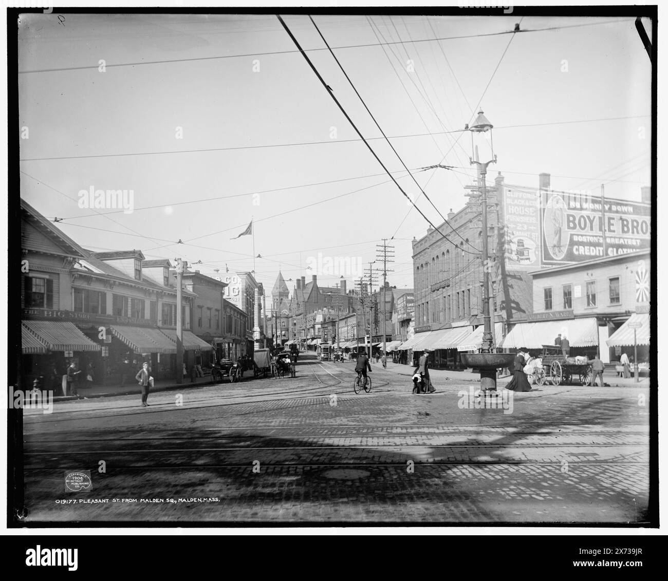 Pleasant St. von Malden Square., Malden, Mass., '9' auf negativ. Detroit Publishing Co.-Nr. 019177., Geschenk; State Historical Society of Colorado; 1949, Streets. , Kommerzielle Einrichtungen. , Usa, Massachusetts, Malden. Stockfoto