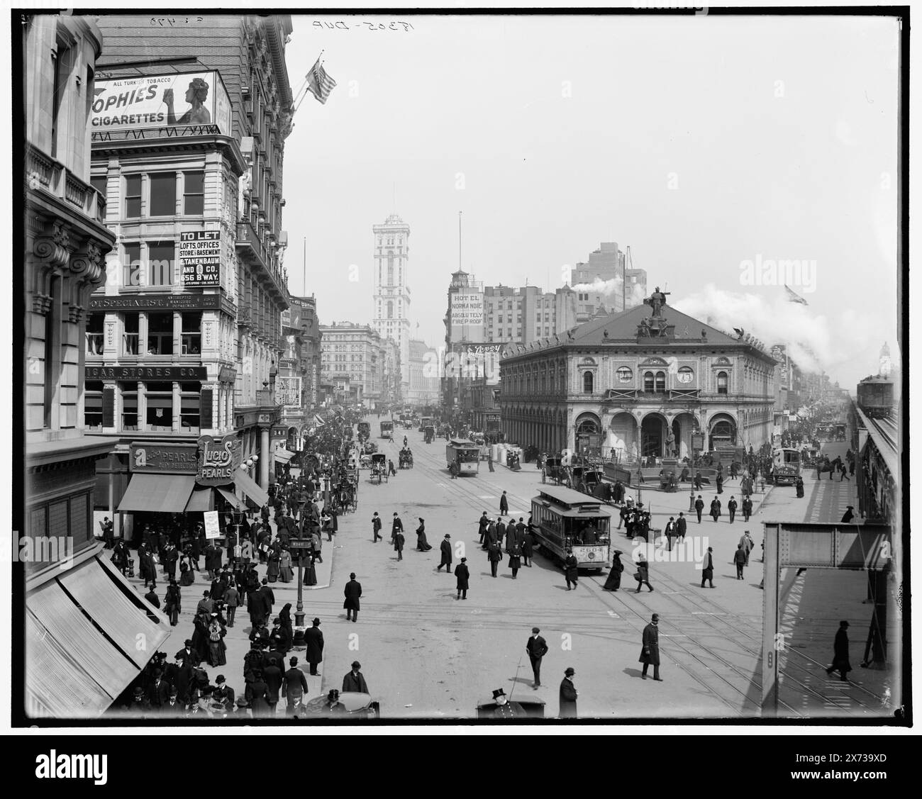 Herald Square, New York City, negative sind nahe Varianten., entsprechende Glastransparenz (mit demselben Seriencode) auf Videobildschirm 1A-30286 verfügbar., Transparenz entspricht der gleichen Ansicht wie D4-18305 A., „G 2471“ auf Einem negativ und „G 2470 dup“ auf B negativ; „3 Foto“ auf Transparentfolie., Detroit Publishing Co.-Nr. 018305., Geschenk; State Historical Society of Colorado; 1949, Plazas. , Straßenbahnen. , Usa, New York (Bundesstaat), New York. Stockfoto