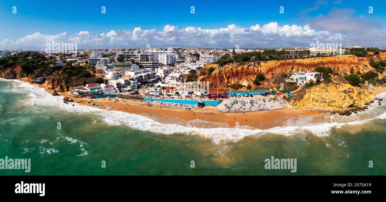 Fantastische Aussicht vom Himmel der Stadt Olhos de Agua in Albufeira, Algarve, Portugal. Luftaufnahme der Stadt Olhos de Agua, Albufeira, Algarve, P Stockfoto