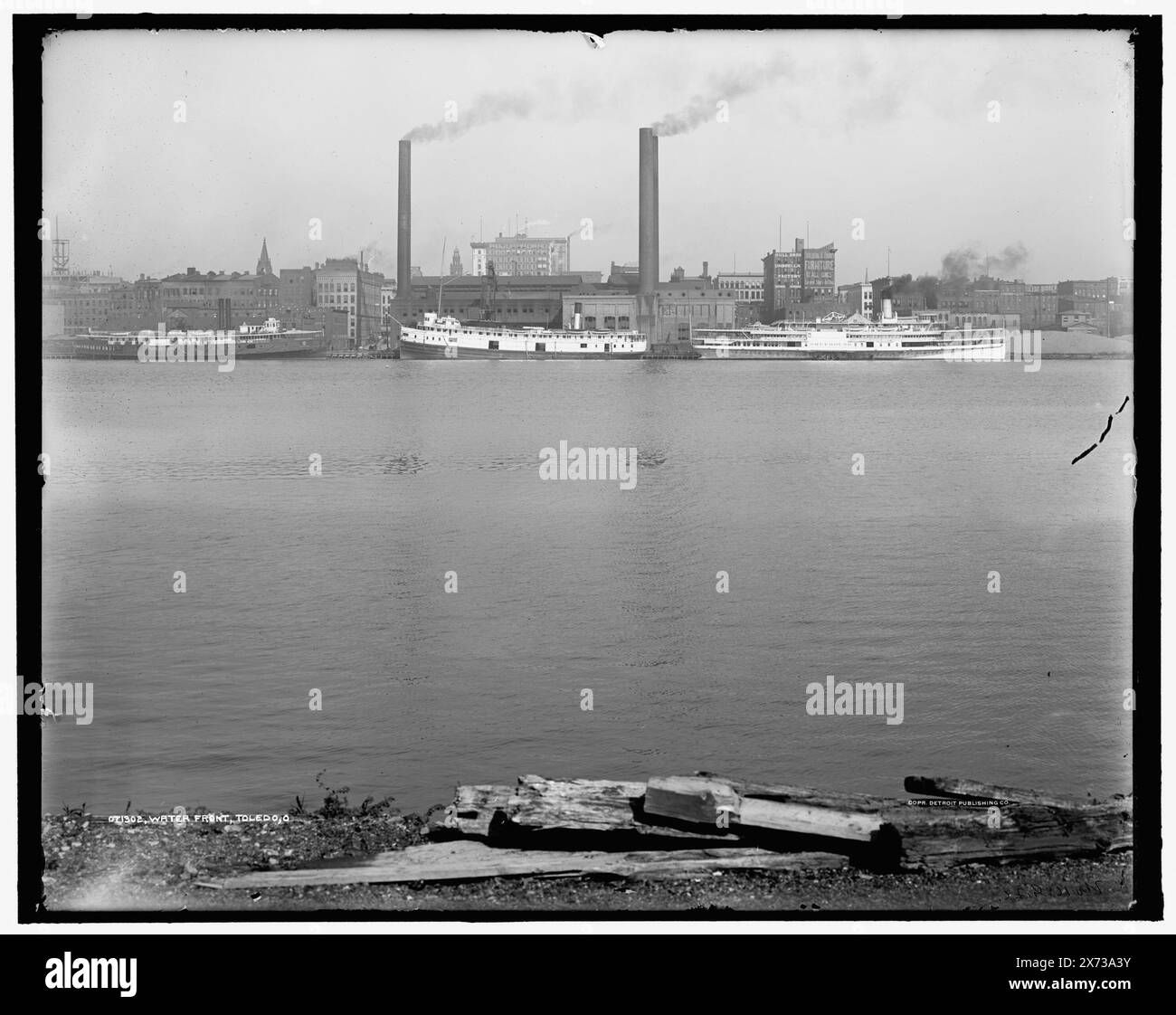 Water Front, Toledo, Ohio, Steamboat auf der rechten Seite: Greyhound., '16 GFC' auf negativ. Detroit Publishing Co.-Nr. 071302., Geschenk; State Historical Society of Colorado; 1949, Waterfronts. , Dampfboote. , Flüsse. , Usa, Ohio, Toledo. , Usa, Ohio, Maumee River. Stockfoto
