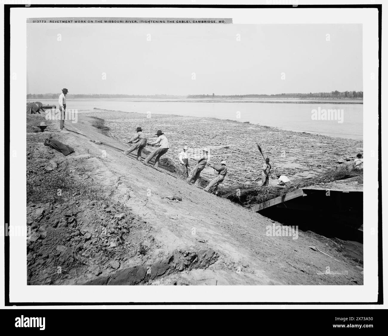 Renovierungsarbeiten am Missouri River, Straffen des Kabels, Cambridge, Mo., Date Based on Detroit, Catalogue J Supplement (1901-1906)., Detroit Publishing Co.-Nr. 013773., Geschenk; State Historical Society of Colorado; 1949, Rivers. , Deiche. , Bauingenieurwesen. , Usa, Missouri, Cambridge. , Usa, Missouri River. Stockfoto