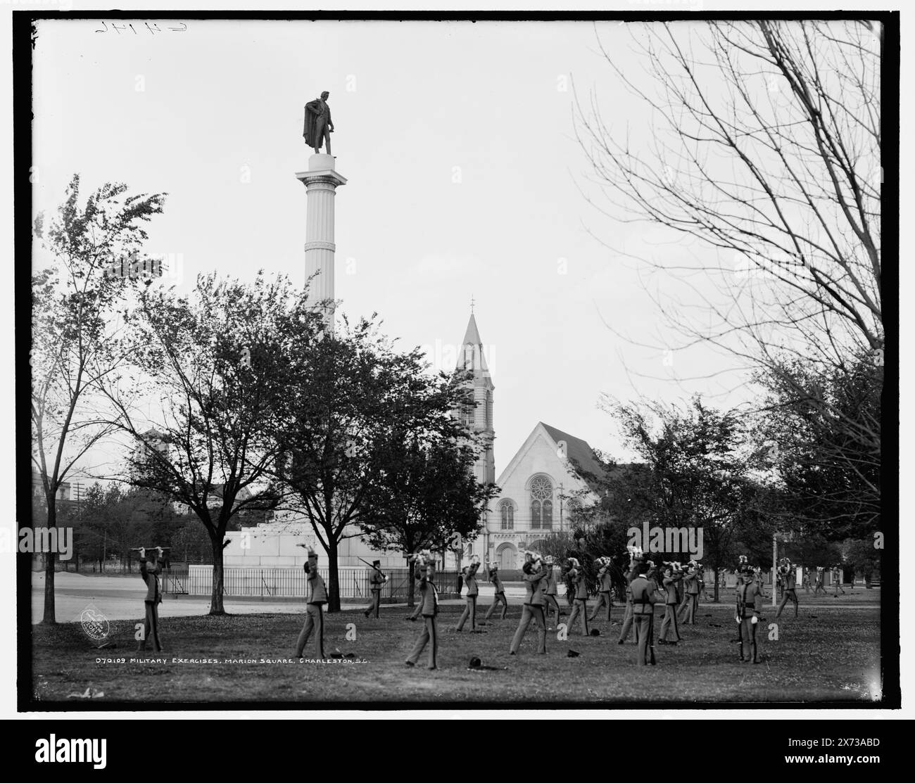 Militärübungen in Marion Square, Charleston, S.C., Calhoun Monument links., 'G 4146' auf negativ., Detroit Publishing Co.-Nr. 070109., Geschenk; State Historical Society of Colorado; 1949, Militärausbildung. , Plazas. , Usa, South Carolina, Charleston. Stockfoto