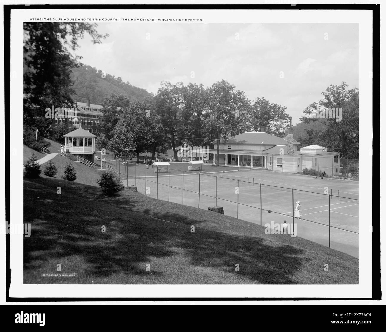 Clubhaus und Tennisplätze, The Homestead, Virginia Hot Springs, Detroit Publishing Co.-Nr. 072851., Geschenk; State Historical Society of Colorado; 1949, Homestead (Hot Springs, Virginia), Resorts. , Clubhäuser. , Tennis. , Hotels. , Usa, Virginia, Hot Springs. Stockfoto