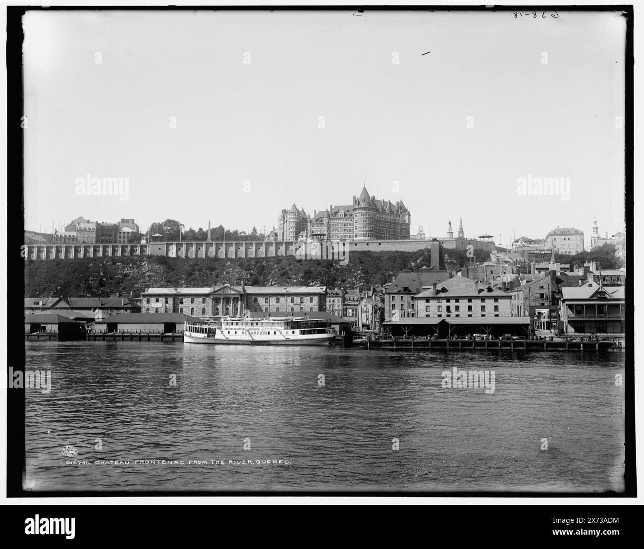 Chateau Frontenac from the River, Quebec, Datum basiert auf Detroit, Katalog J (1901)., '638-18' auf negativ., 'Champion' auf Boot., Detroit Publishing Co.-Nr. 012756., Geschenk; State Historical Society of Colorado; 1949, Hotels. , Uferpromenade. , Kanada, Québec (Provinz), Québec. Stockfoto