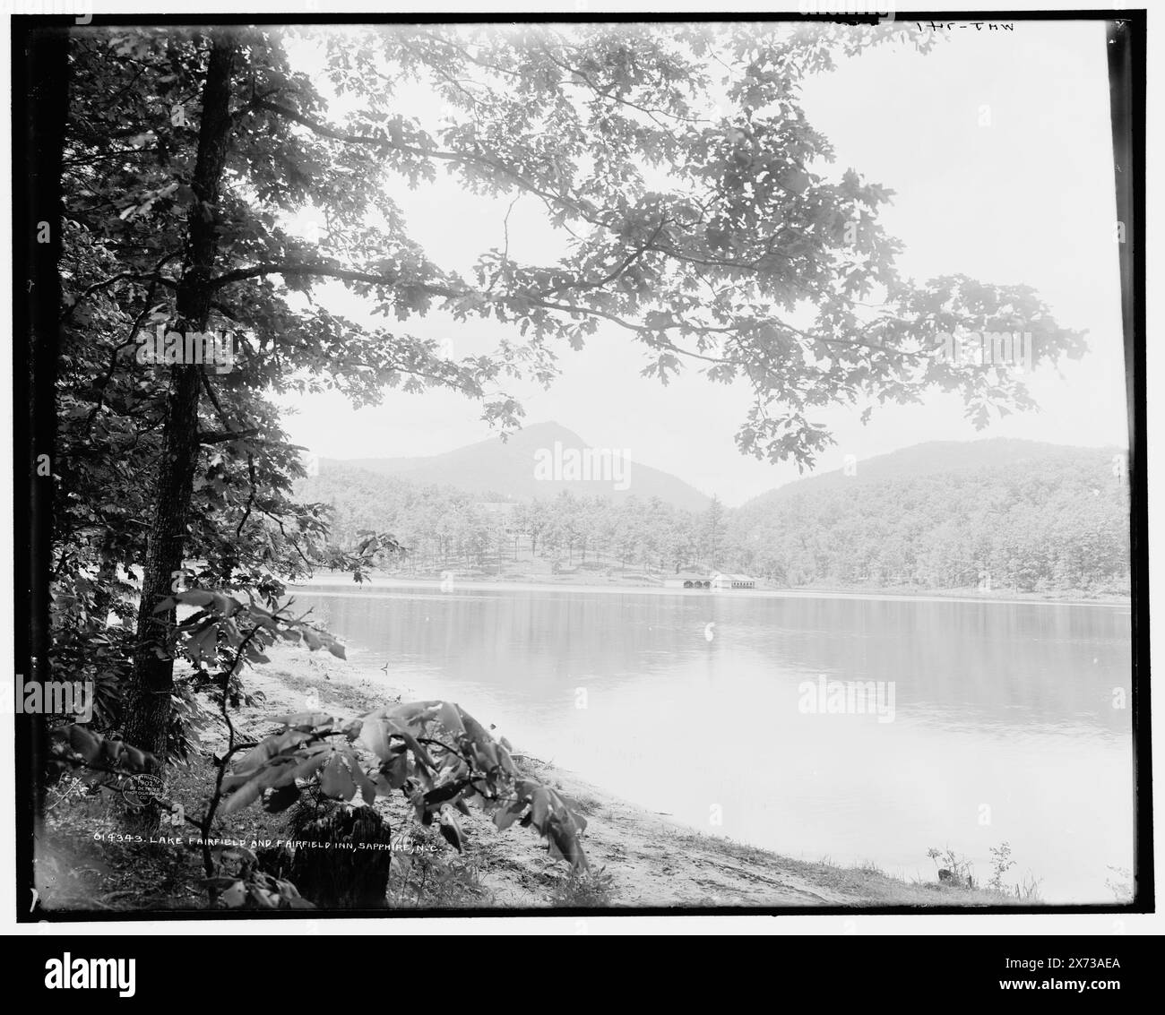 Lake Fairfield and Fairfield Inn, Sapphire, N.C., 'WHJ 741' auf negative. Detroit Publishing Co.-Nr. 014343., Geschenk; State Historical Society of Colorado; 1949, Hotels. , Seen und Teiche. Usa, North Carolina, Fairfield Lake. , Usa, North Carolina, Saphir. Stockfoto