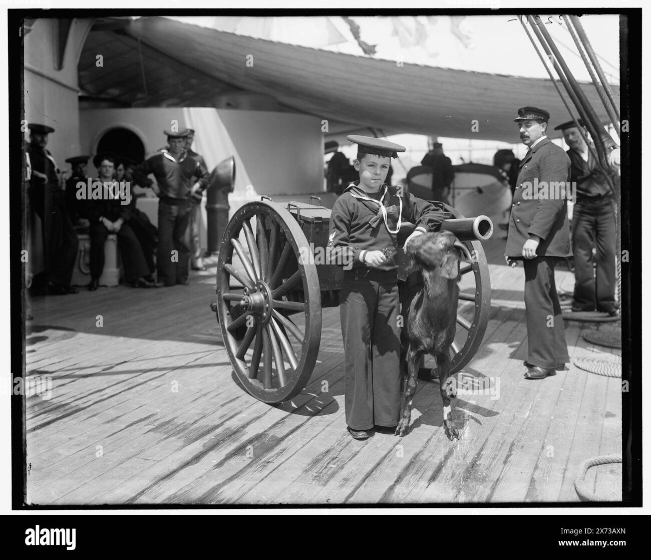 USA New York, Admiral Sampsons Sohn und Pitch the Mascot, Titel aus Jacke, Attribution basiert auf negativ D4-32317., Detroit Publishing Co.-Nr. 032311., Geschenk; State Historical Society of Colorado; 1949, New York (Cruiser), United States., Navy. , Cruiser (Kriegsschiffe), Amerikaner. , Maskottchen. Artillerie (Waffen), Ziegen. , Kinder und Tiere. Stockfoto