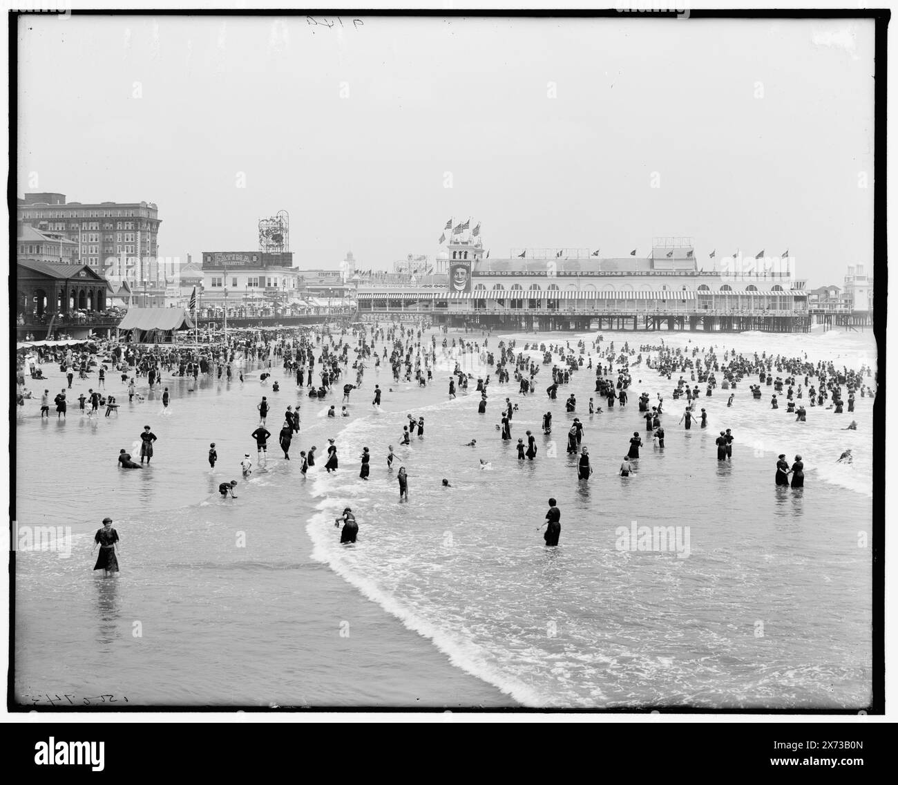 Baden im Steeple Chase, Atlantic City, N.J., Titel aus Jacke., George C. Tilyou's Steeplechase, the lustigste Ort auf Erden am Pier., G 9149 auf negativ. Detroit Publishing Co.-Nr. 500743., Geschenk; State Historical Society of Colorado; 1949, Beaches. , Vergnügungspiers. Usa, New Jersey, Atlantic City. Stockfoto