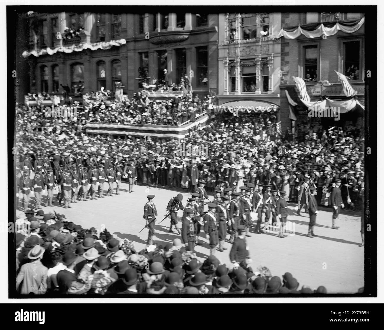 Seemänner und Marines aus der Flotte, Dewey Land Parade, Titel aus Jacke, '1624' auf negativ, Detroit Publishing Co.-Nr. 32400., Geschenk; State Historical Society of Colorado; 1949, United States., Navy. , United States., Marine Corps. , Dewey Celebration, 1899. , Paraden und Prozessionen. , Seeleute, Amerikanische Küche. , Soldaten, Amerikaner. , Usa, New York (Bundesstaat), New York. Stockfoto