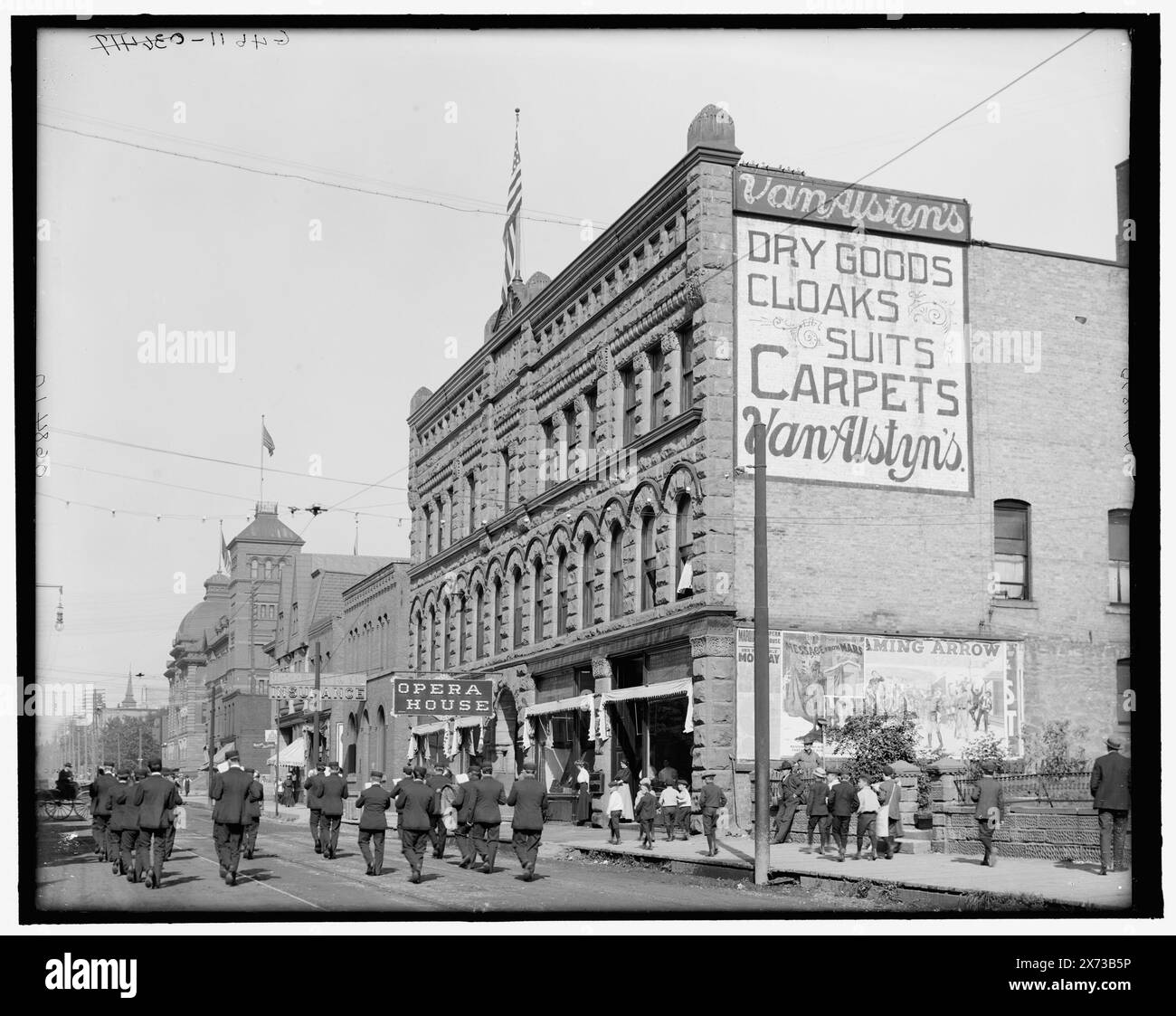 Washington Street, zeigt Opernhaus, Marquette, mich, Titel aus Jacke. g 4611 auf negativ., Detroit Publishing Co.-Nr. 068410., Geschenk; State Historical Society of Colorado; 1949, Streets. , Bänder. , Opernhäuser. , Usa, Michigan, Marquette. Stockfoto