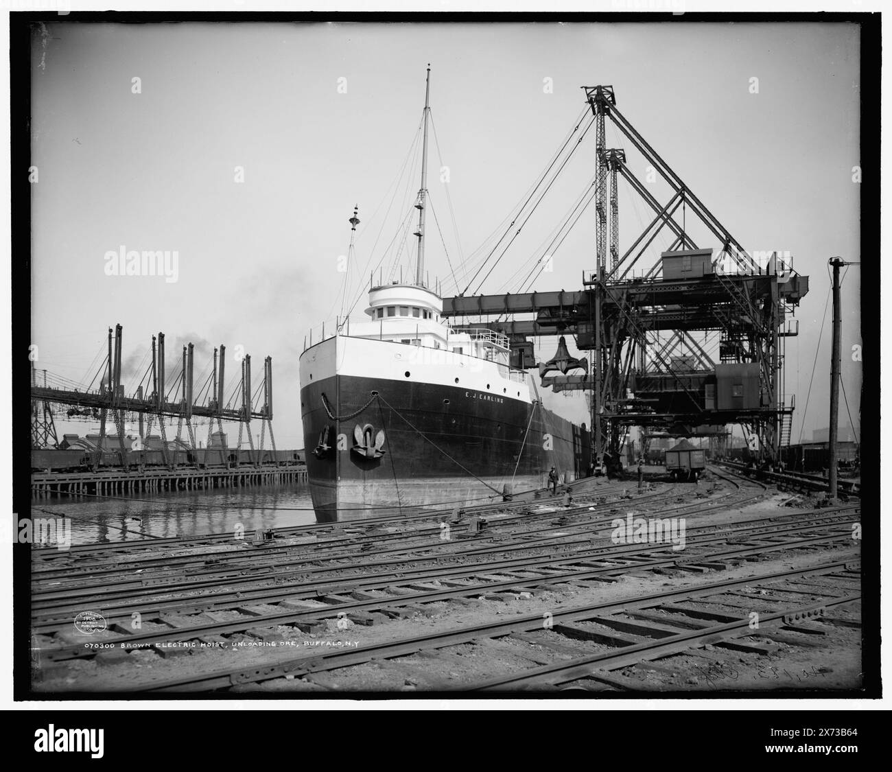 Brauner Elektrozug, Entladen von Erz, Buffalo, New York, 'No. 183 Clif'. Auf negativ. Detroit Publishing Co.-Nr. 070300., Geschenk; State Historical Society of Colorado; 1949, E.J. Earling (Frachter), Erzindustrie. , Versand. , Frachtschiffe. , Piers & Kais. , Hebemaschinen. , Usa, New York (Bundesstaat), Buffalo. Stockfoto