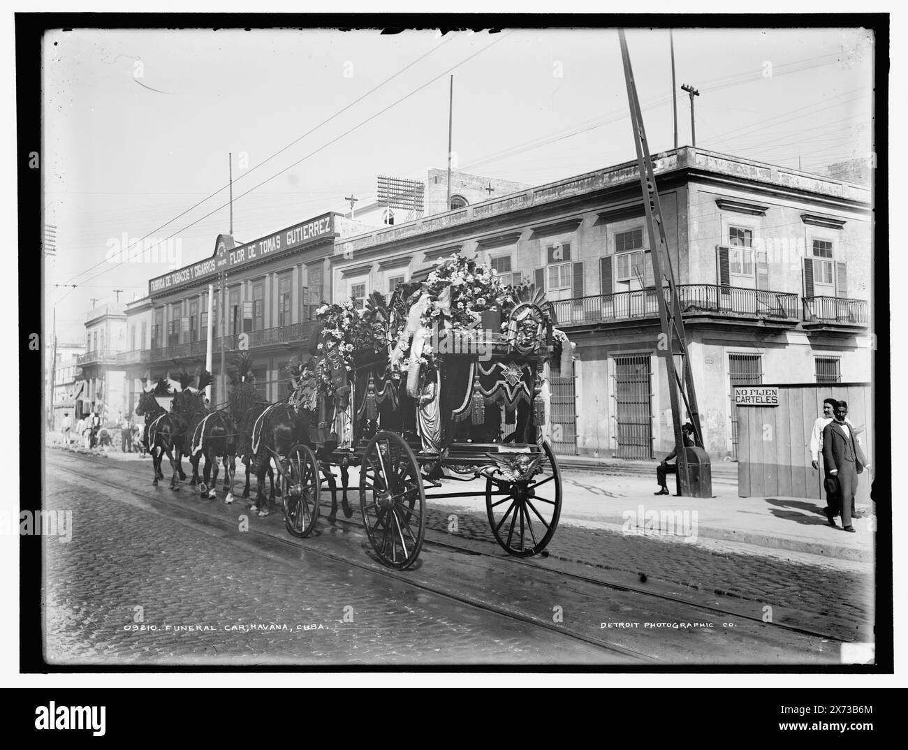 Bestattungswagen, Havanna, Kuba, 'Flor de Tomas Gutierrez, Fabrica de Tabacos y Cigaros' auf Gebäude im Hintergrund., Datum basiert auf Detroit, Katalog P (1906)., '256' auf negativ., Detroit Publishing Co.-Nr. 09210., Geschenk; State Historical Society of Colorado; 1949, Leichenwagen. , Kutschen & Reisebusse. Kuba, Havanna. Stockfoto