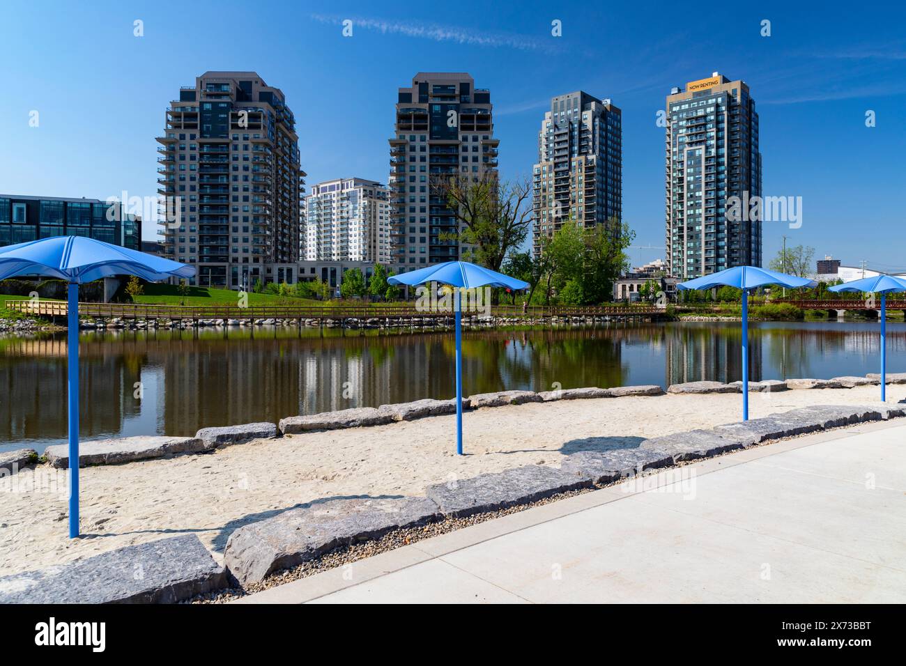 Moderne Wohnhäuser erfüllen den Himmel in Waterloo Ontario Kanada. Stockfoto