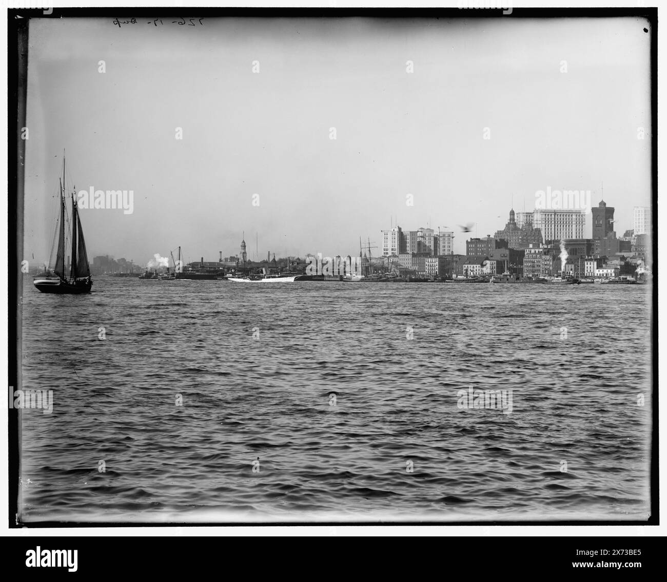 New York aus Brooklyn, Videobilder sind nicht sequenziell; die tatsächliche Reihenfolge von links nach rechts ist 1A-06192, 06191, 06190 oder 06186, 06189, 06188, 06187., Brooklyn Bridge., sechs negative bilden ein Panorama mit naher Variante des linken mittleren Abschnitts., '726-15,' '726-14,' '726-16,' '726-17,' '726-19,' und '726-18' auf negative., Detroit Publishing Co. Nrn. 013086 und 010517., Geschenk; State Historical Society of Colorado; 1949, Bridges. , Fähren. , Usa, New York (Bundesstaat), New York. Stockfoto