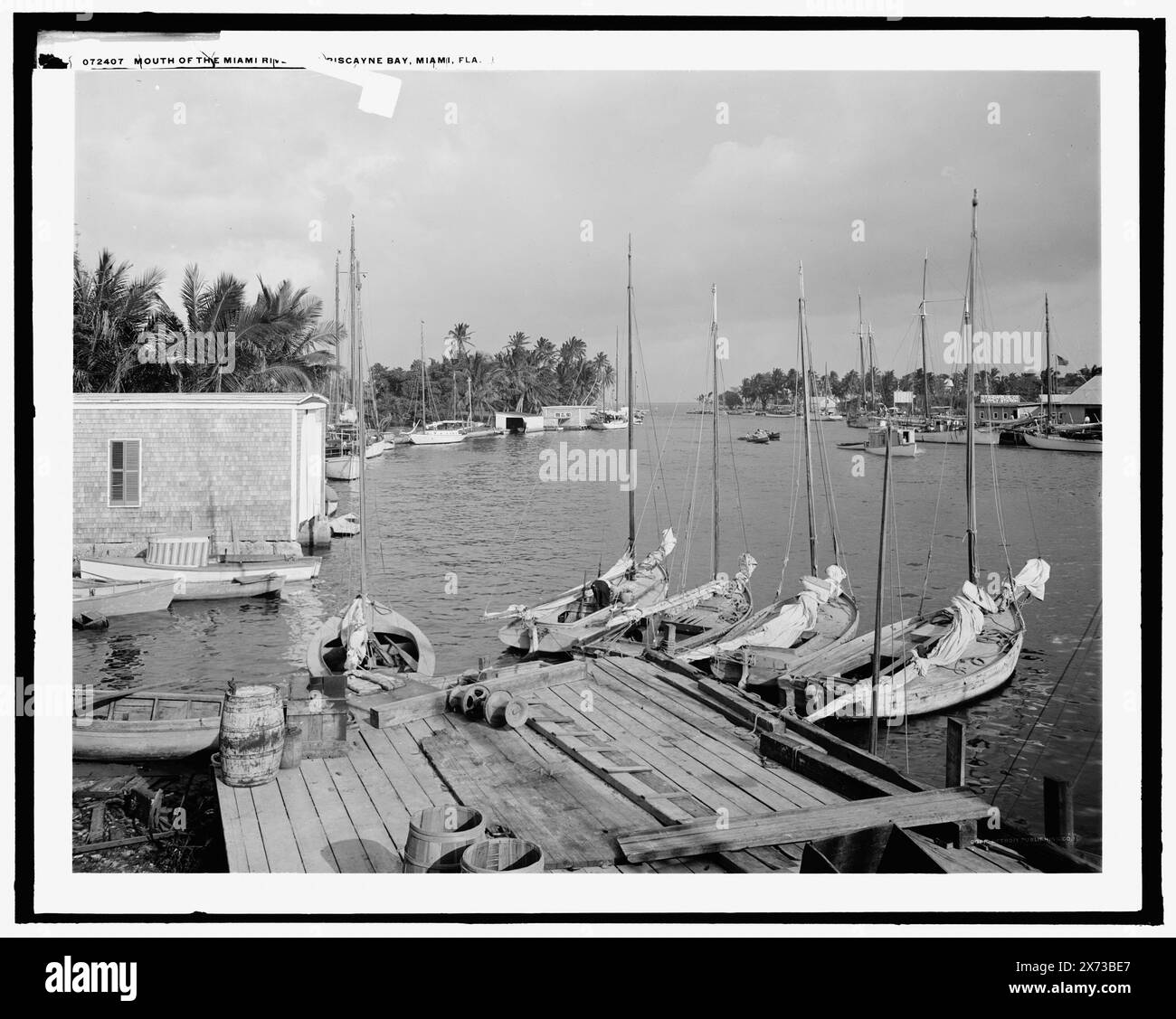 Mouth of the Miami River and Biscayne Bay, Miami, Fla., 'G 7698' auf negativ. Detroit Publishing Co. No. 072407., Geschenk; State Historical Society of Colorado; 1949, Rivers. , Piers & Kais. , Boote. , Einschübe. , Usa, Florida, Miami. , Usa, Florida, Miami River. , Usa, Florida, Biscayne Bay. Stockfoto