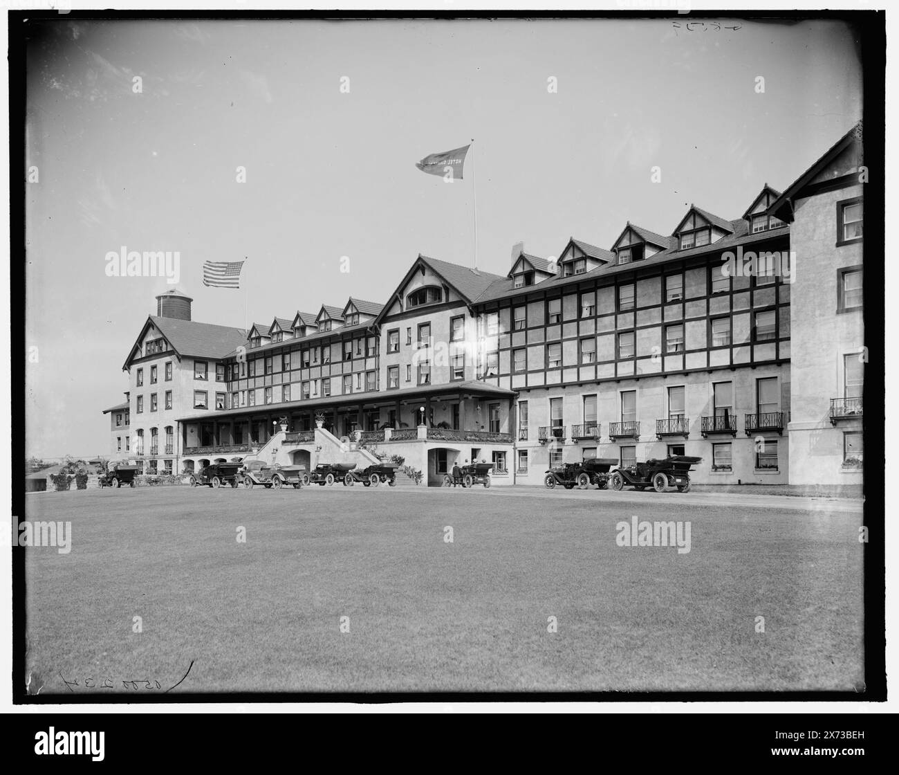 Hotel Champlain, Frontfassade, Bluff Point, New York, Titel aus Jacke. g 8509 auf negativ., Detroit Publishing Co.-Nr. 500234., Geschenk; State Historical Society of Colorado; 1949, Resorts. , Hotels. , Automobile. , Usa, New York (Bundesstaat), Bluff Point. Stockfoto
