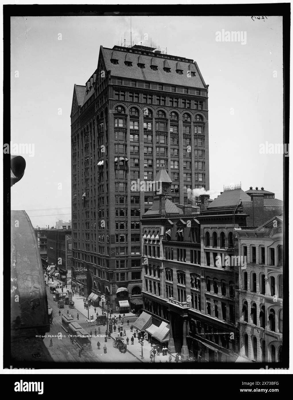 Masonic Temple, Chicago, umfasst Temple Theatre und Central Music Hall., entsprechende Glastransparenz (gleicher Seriencode) auf Videobildschirm 1A-29435., Detroit Publishing Co.-Nr. 012617., Geschenk; State Historical Society of Colorado; 1949, Bürogebäude. , Kommerzielle Einrichtungen. , Usa, Illinois, Chicago. Stockfoto