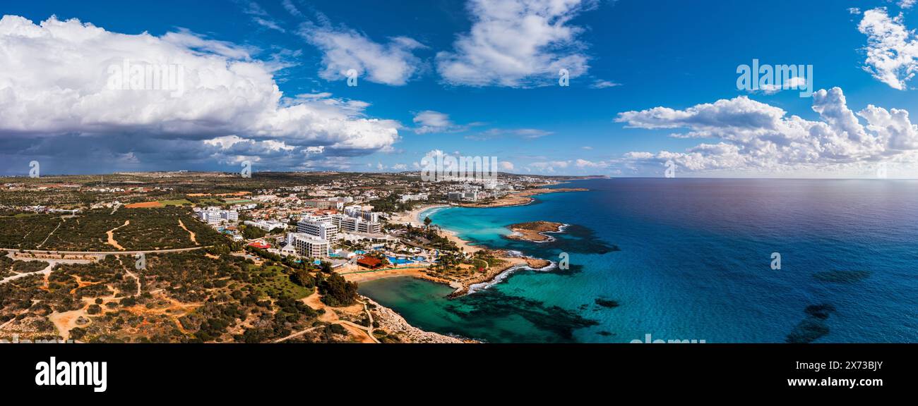Blick aus der Vogelperspektive auf den wunderschönen Nissi Strand in Ayia Napa, Zypern. Nissi Strand in Ayia Napa berühmter Touristenstrand in Zypern. Blick auf ein azurblaues Wasser und Nissi Stockfoto