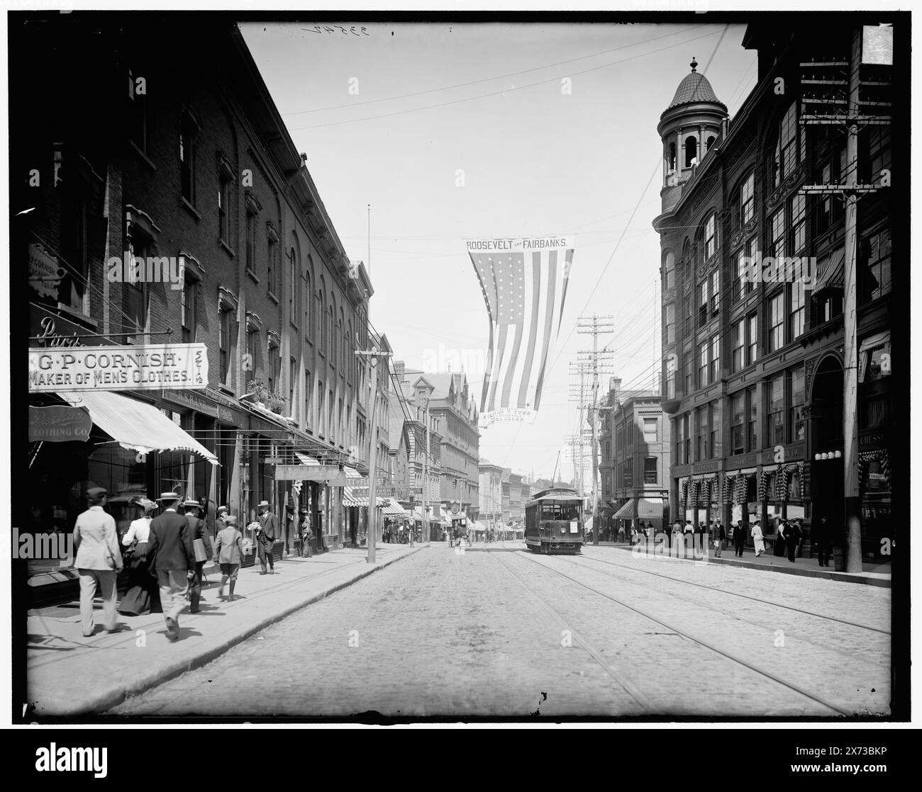 Blick auf die Congress Street vom Congress Square, Portland, mir. Titel von Jackett, Roosevelt und Fairbanks, für Gouverneur William T. Cobb, für Kongressabgeordneten S. Allen auf dem Banner, '2340' auf negativ. Detroit Publishing Co.-Nr. 033542., Geschenk; State Historical Society of Colorado; 1949, Streets. , Kommerzielle Einrichtungen. , Flaggen, Amerikanisch. , Banner. , Politische Wahlen. , Usa, Maine, Portland. Stockfoto