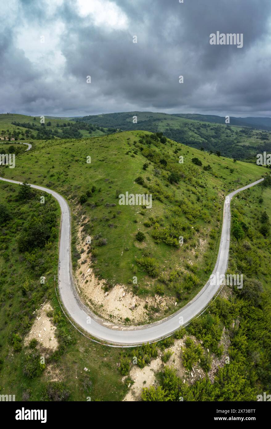 Aus der Vogelperspektive auf eine Landstraße im Berg in der Nähe von Sofia, Bulgarien Stockfoto