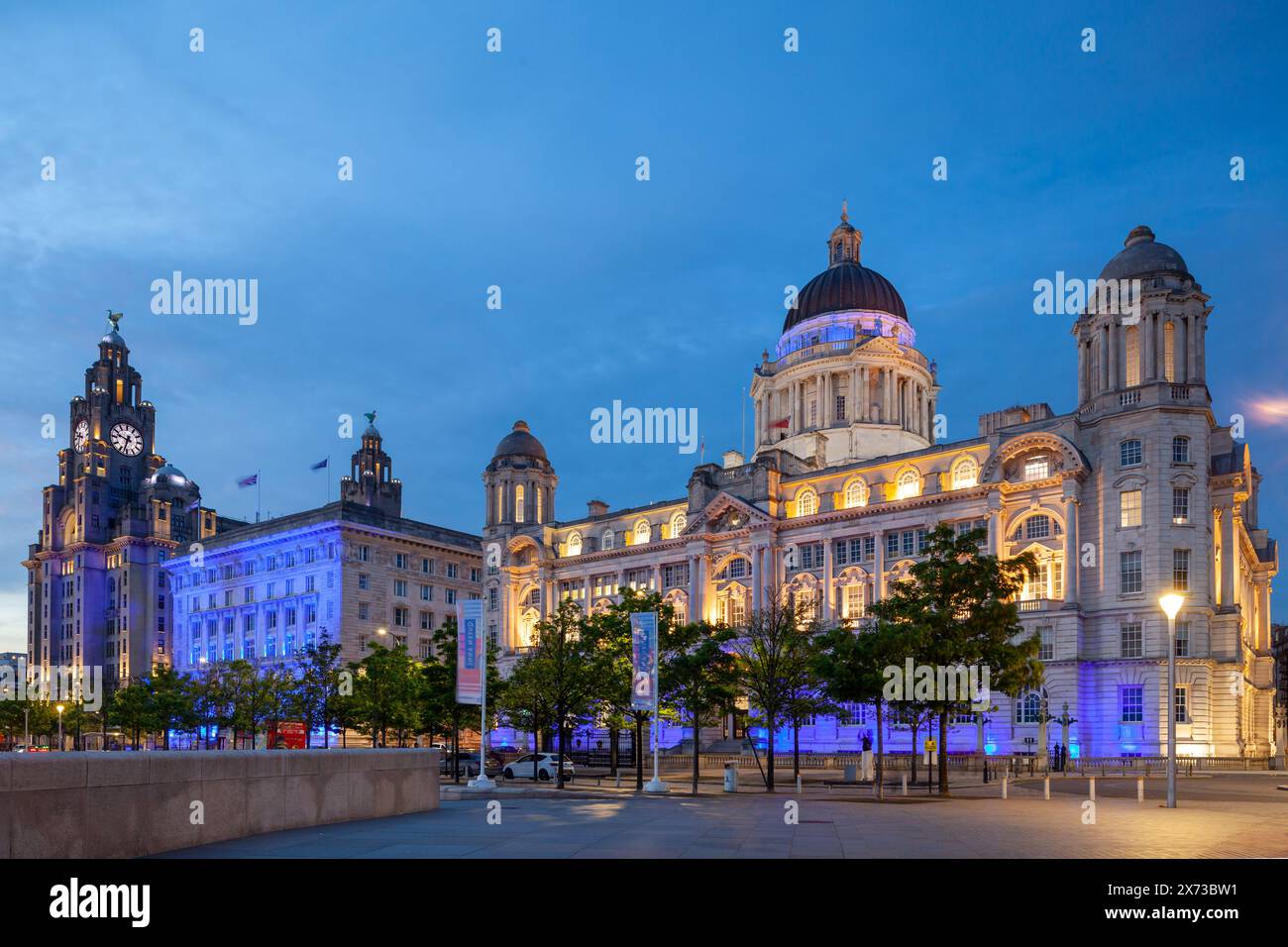 Die Nacht fällt im The Three Graces in Liverpool, England. Stockfoto