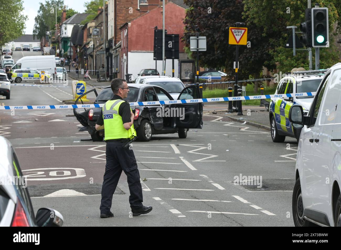 Clevedon Road, Birmingham, 17. Mai 2024 – die West Midlands Police hat mehrere Straßen in der Balsall Heath Area von Birmingham gesperrt, nachdem eine Polizeijagd dazu geführt hatte, dass der fliehende Fahrer eines Nissan Micra in ein anderes Fahrzeug stürzte. Ein männlicher Bewohner der Micra wurde schwer verletzt und unter Arrest ins Krankenhaus gebracht. Zwei weitere Männer flohen vom Tatort, einer wurde kurz darauf verhaftet und der andere ist hervorragend. Die Offiziere überfluteten das Gebiet der Clevedon Road und Lincoln Street und richteten eine große Cordon ein. Ein Herrentrainer und eine schwarze Jacke sowie erste Hilfe waren auf der Straße an einem Fußgängerkreuz zu sehen Stockfoto