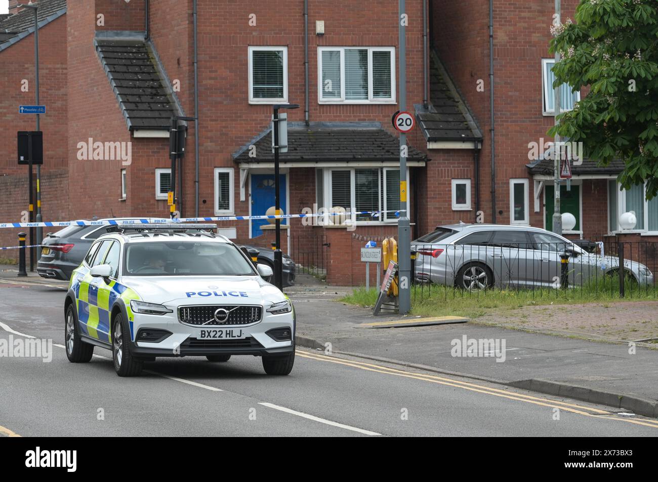 Clevedon Road, Birmingham, 17. Mai 2024 – die West Midlands Police hat mehrere Straßen in der Balsall Heath Area von Birmingham gesperrt, nachdem eine Polizeijagd dazu geführt hatte, dass der fliehende Fahrer eines Nissan Micra in ein anderes Fahrzeug stürzte. Ein männlicher Bewohner der Micra wurde schwer verletzt und unter Arrest ins Krankenhaus gebracht. Zwei weitere Männer flohen vom Tatort, einer wurde kurz darauf verhaftet und der andere ist hervorragend. Die Offiziere überfluteten das Gebiet der Clevedon Road und Lincoln Street und richteten eine große Cordon ein. Ein Herrentrainer und eine schwarze Jacke sowie erste Hilfe waren auf der Straße an einem Fußgängerkreuz zu sehen Stockfoto