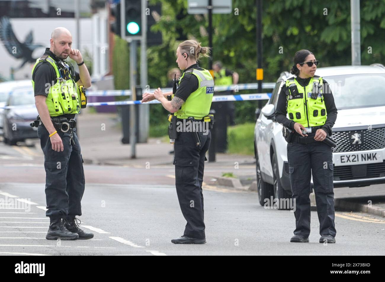 Clevedon Road, Birmingham, 17. Mai 2024 – die West Midlands Police hat mehrere Straßen in der Balsall Heath Area von Birmingham gesperrt, nachdem eine Polizeijagd dazu geführt hatte, dass der fliehende Fahrer eines Nissan Micra in ein anderes Fahrzeug stürzte. Ein männlicher Bewohner der Micra wurde schwer verletzt und unter Arrest ins Krankenhaus gebracht. Zwei weitere Männer flohen vom Tatort, einer wurde kurz darauf verhaftet und der andere ist hervorragend. Die Offiziere überfluteten das Gebiet der Clevedon Road und Lincoln Street und richteten eine große Cordon ein. Ein Herrentrainer und eine schwarze Jacke sowie erste Hilfe waren auf der Straße an einem Fußgängerkreuz zu sehen Stockfoto