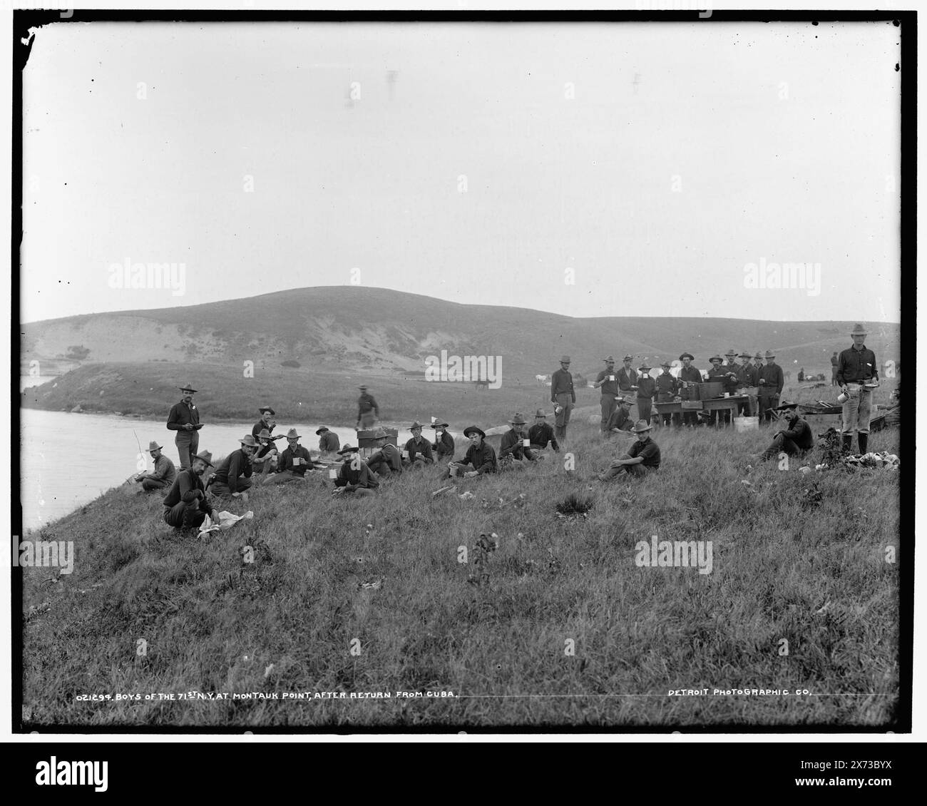 Jungs vom 71. New York am Montauk Point nach der Rückkehr aus Kuba, Detroit Publishing Co. No. 021294., Geschenk; State Historical Society of Colorado; 1949, United States., Army. , Soldaten, Amerikaner. , Militärlager. , Capes (Küsten) , Spanisch-Amerikanischer Krieg, 1898. , Usa, New York (Bundesstaat), Montauk Point. Stockfoto