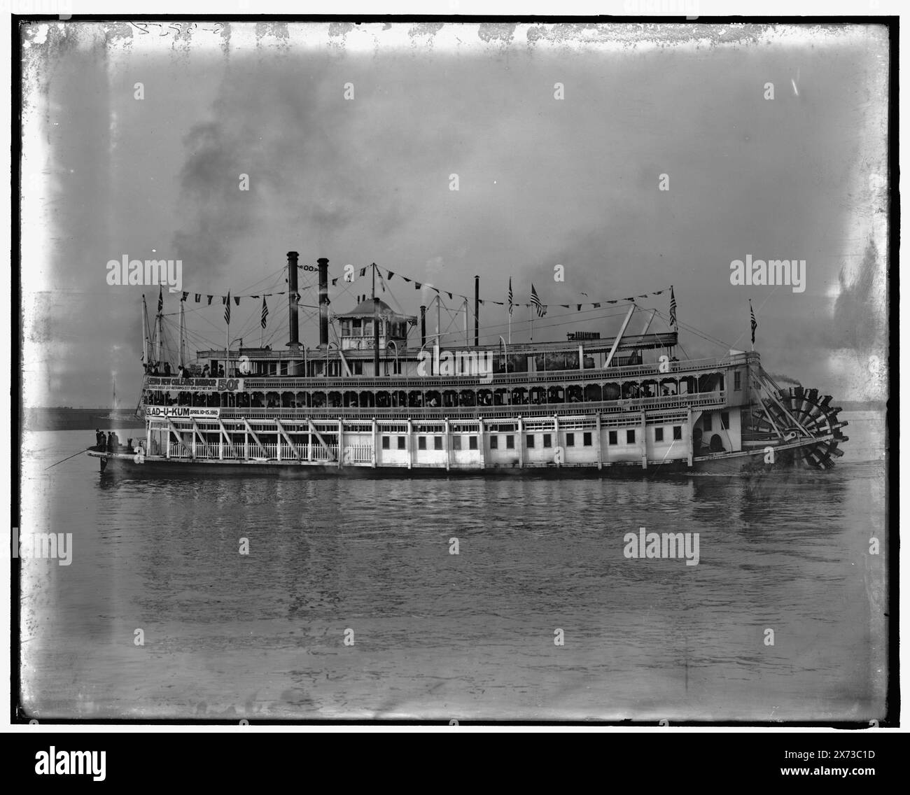 Steamboat Swing New Orleans, New Orleans, La, Title from Jacket., Banner on Steamboat: Good-U Kum, 10.-15. April 1910., 'G 6858' on negative., Detroit Publishing Co.-Nr. 039642., Geschenk; State Historical Society of Colorado; 1949, Stern Wheelers. , Fremdenverkehr. , Usa, Louisiana, New Orleans. Stockfoto