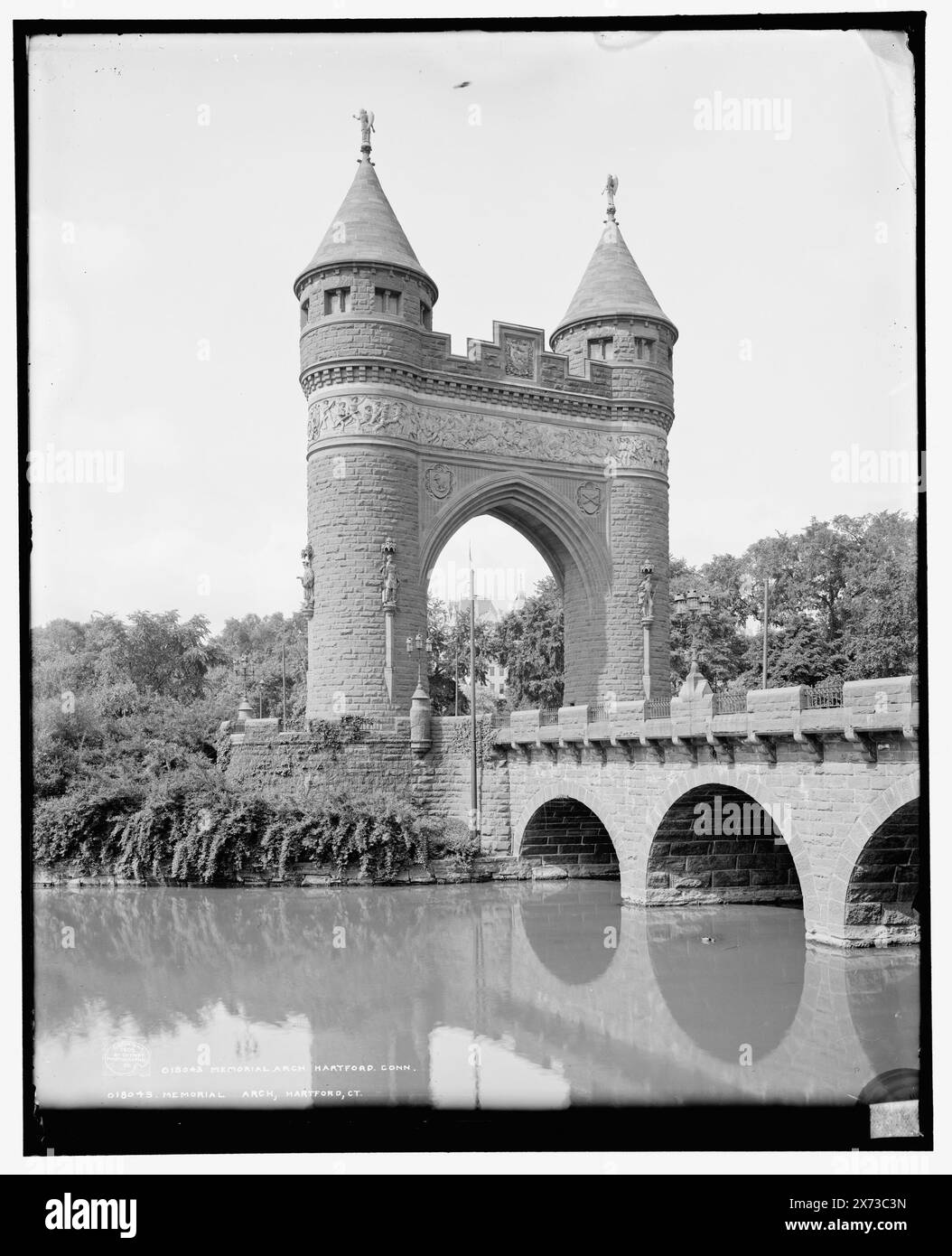 Memorial Arch, Hartford, Conn., entsprechende Glastransparenz (mit demselben Serien-Code) auf Videobildschirm 1A-30239., „POS Nubila Phoebus“ auf Emblem, „2160 B“ auf negativ, Detroit Publishing Co.-Nr. 018043., Geschenk; State Historical Society of Colorado; 1949, Memorial Arches. , Brücken. , Usa, Connecticut, Hartford. Stockfoto