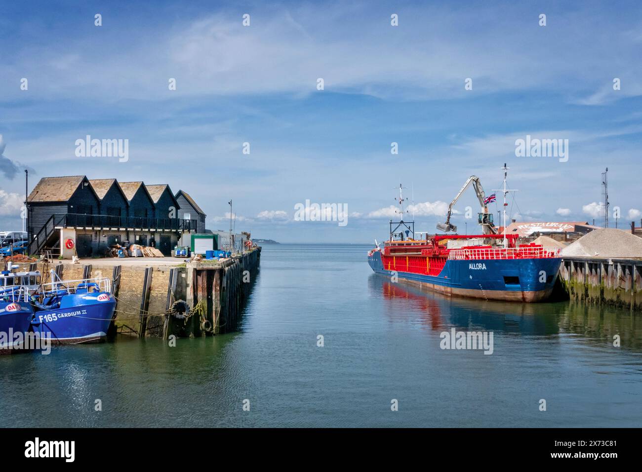 Massengutfrachter Coaster mit Zuschlagstoffen, die im Hafen von Whitstable Kent UK entladen werden Stockfoto