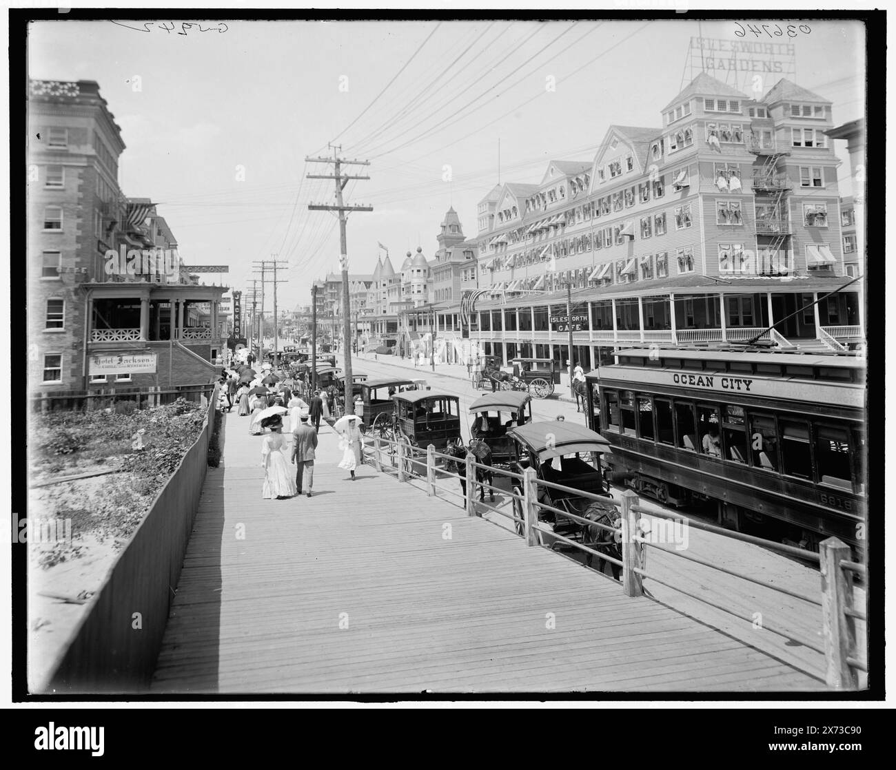Virginia Avenue, Atlantic City, N.J., Titel aus Jacke, 'G 5242' auf negativ. Detroit Publishing Co.-Nr. 036746., Geschenk; State Historical Society of Colorado; 1949, Hotels. , Straßen. , Elektrische Eisenbahnen. Usa, New Jersey, Atlantic City. Stockfoto