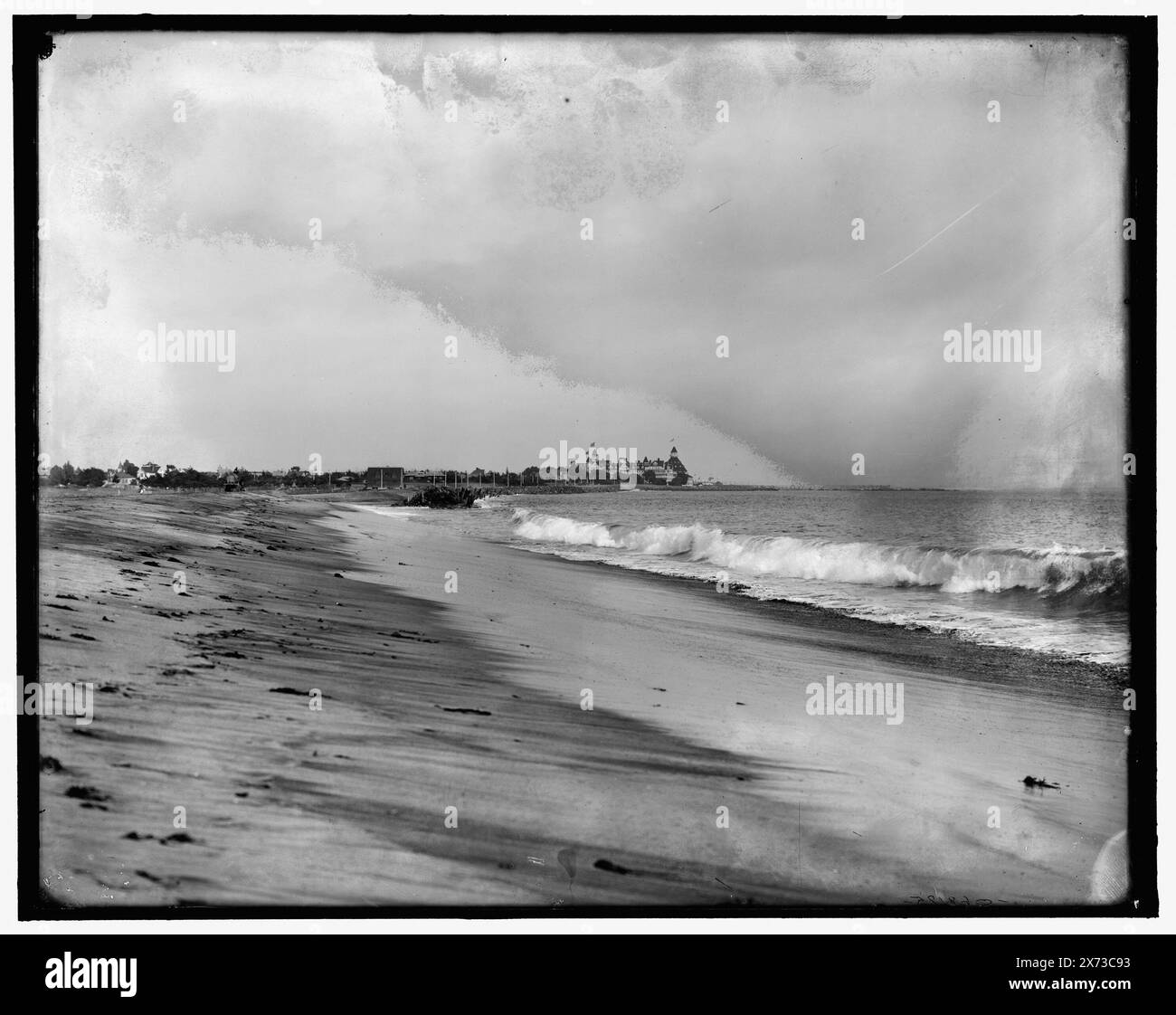 Strand und Surf, möglicherweise in Maine oder Massachusetts. Titel erstellt vom Kataloger. Detroit Publishing Co. No. 068185., Geschenk; State Historical Society of Colorado; 1949, Beaches. Stockfoto