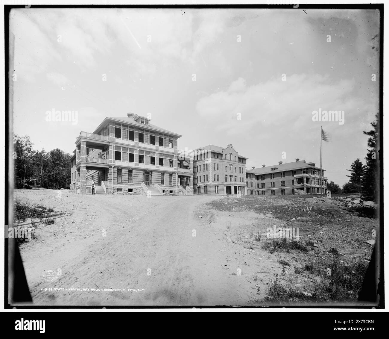 Staatliches Krankenhaus, d. h. Ray Brook Sanatorium, Ray Brook, Adirondack MTS., N.Y., Detroit Publishing Co.-Nr. 019166., Geschenk; State Historical Society of Colorado; 1949, Sanatoriums. , Usa, New York (Bundesstaat), Adirondack Mountains. , Usa, New York (Bundesstaat), Ray Brook. Stockfoto